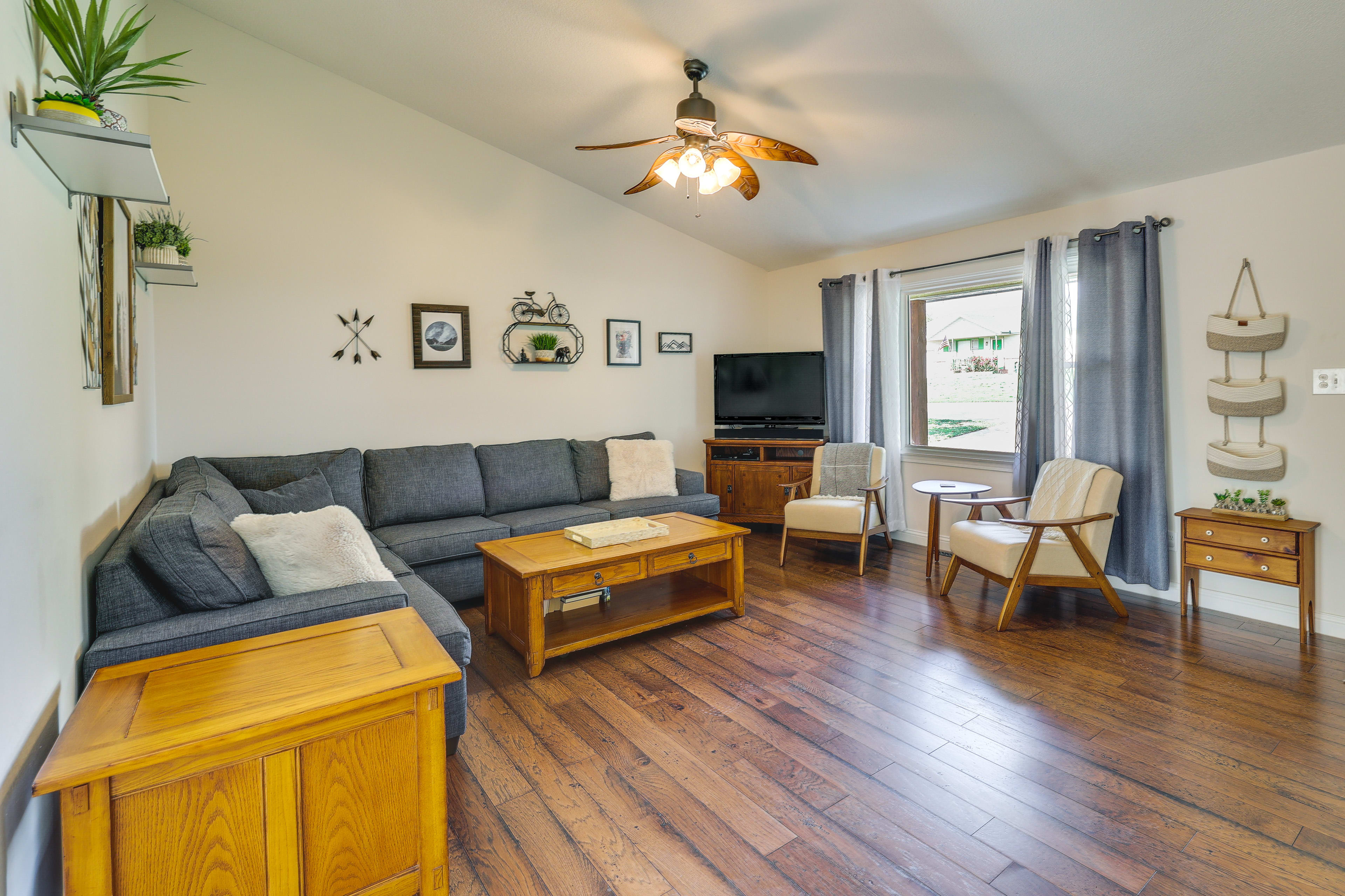 Webb City Vacation Rental | 3BR | 2BA | 3 Steps to Enter | 1,250 Sq Ft