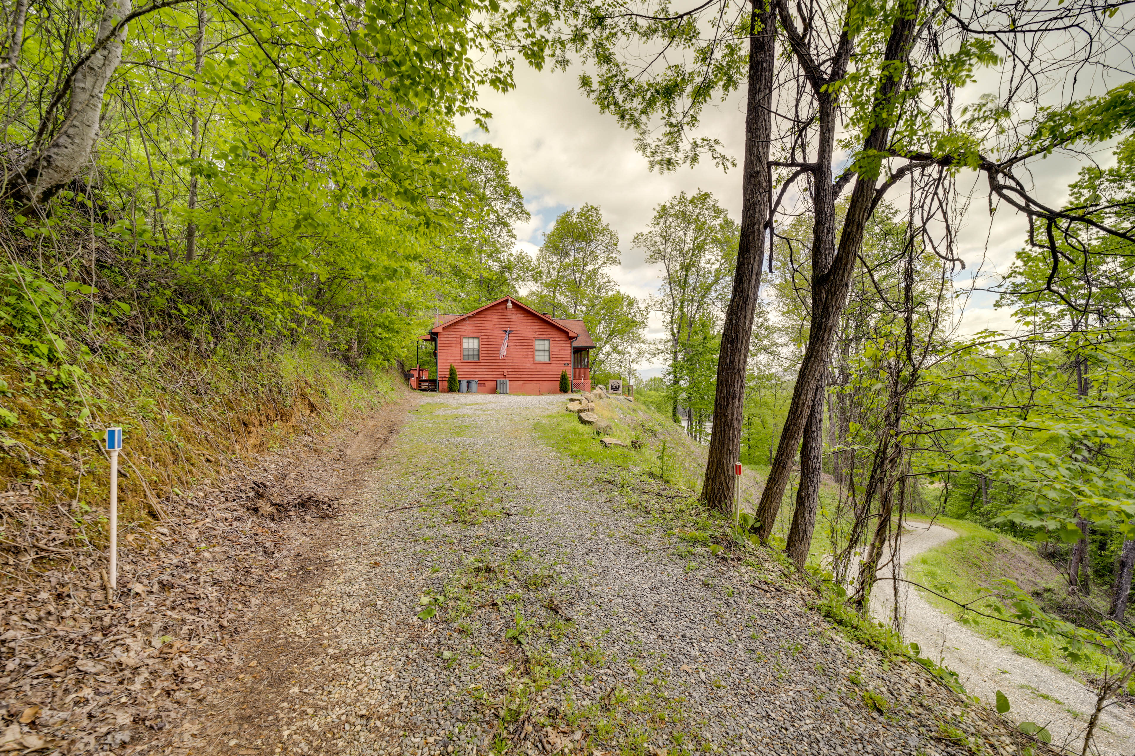 Parking | Gravel Driveway (4 Vehicles) | Trailer Parking On-Site