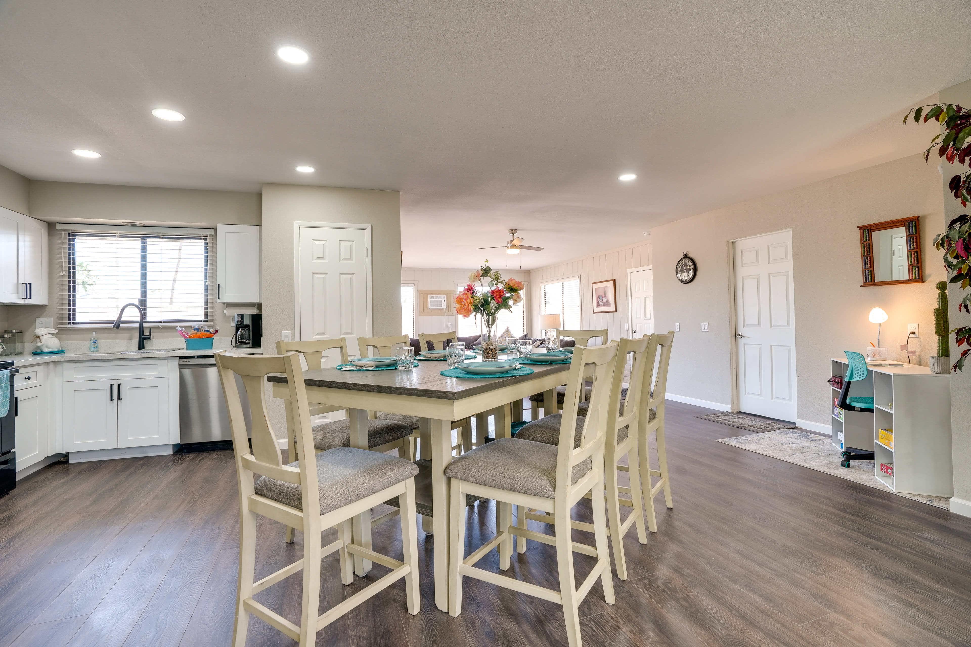 Dining Area | Dishware/Flatware Provided