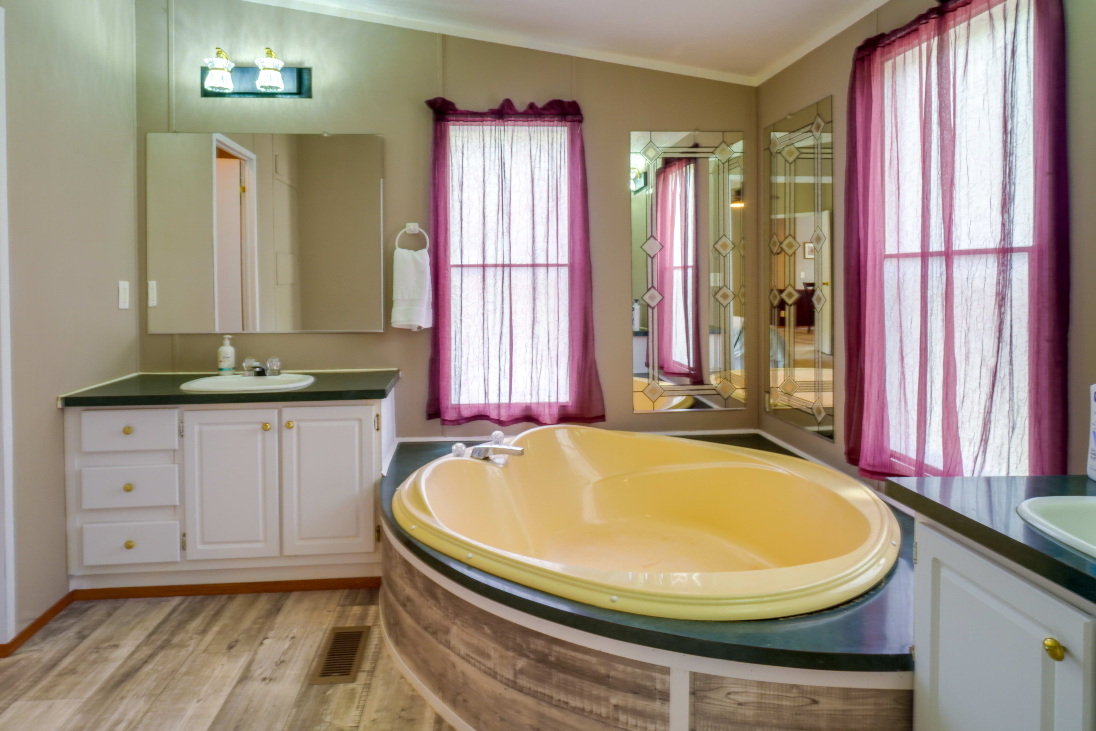 En-Suite Bathroom | Soaker Tub | Towels Provided | Complimentary Toiletries