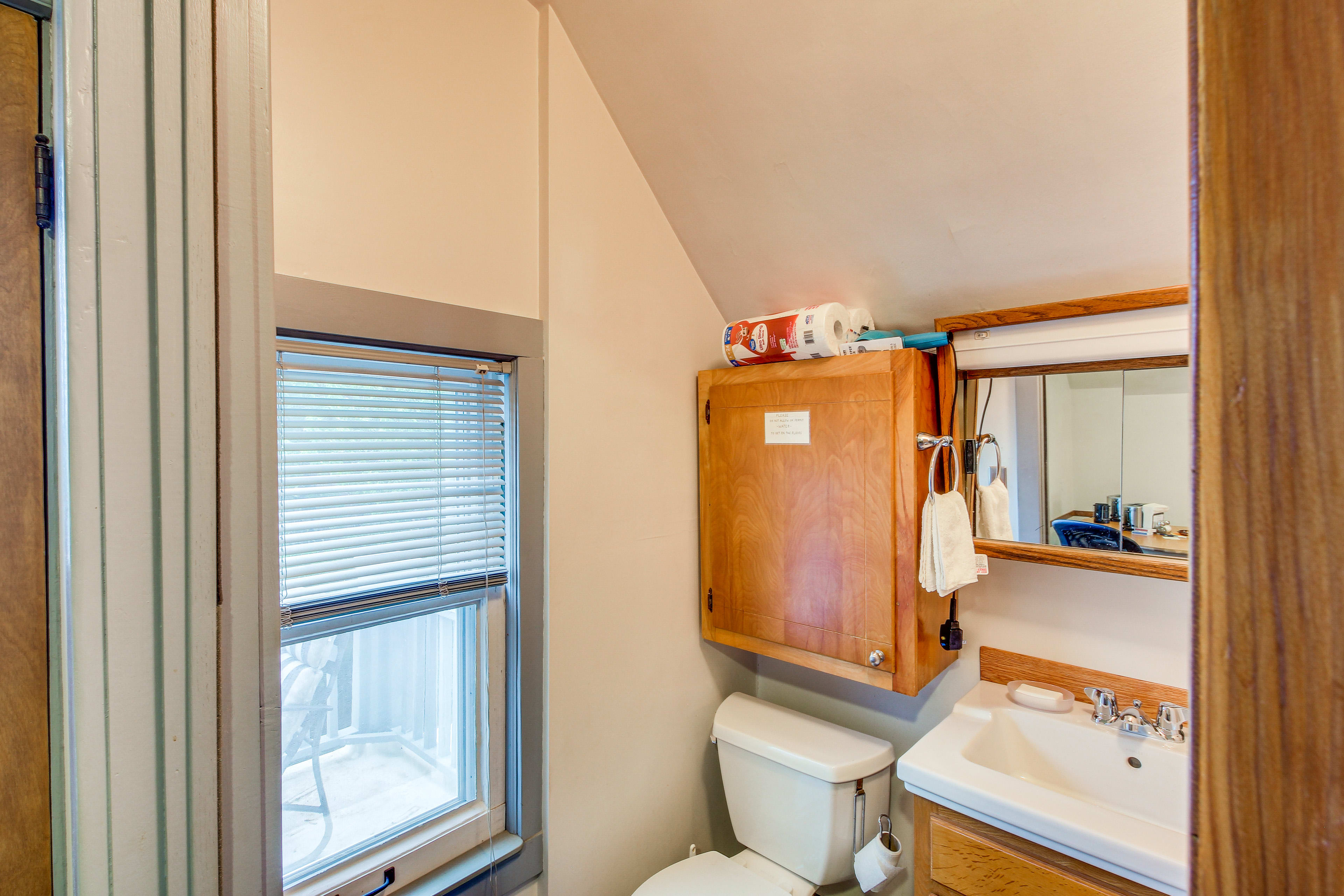 Full Bathroom | 3rd Floor | Complimentary Toiletries | Shower/Tub Combo