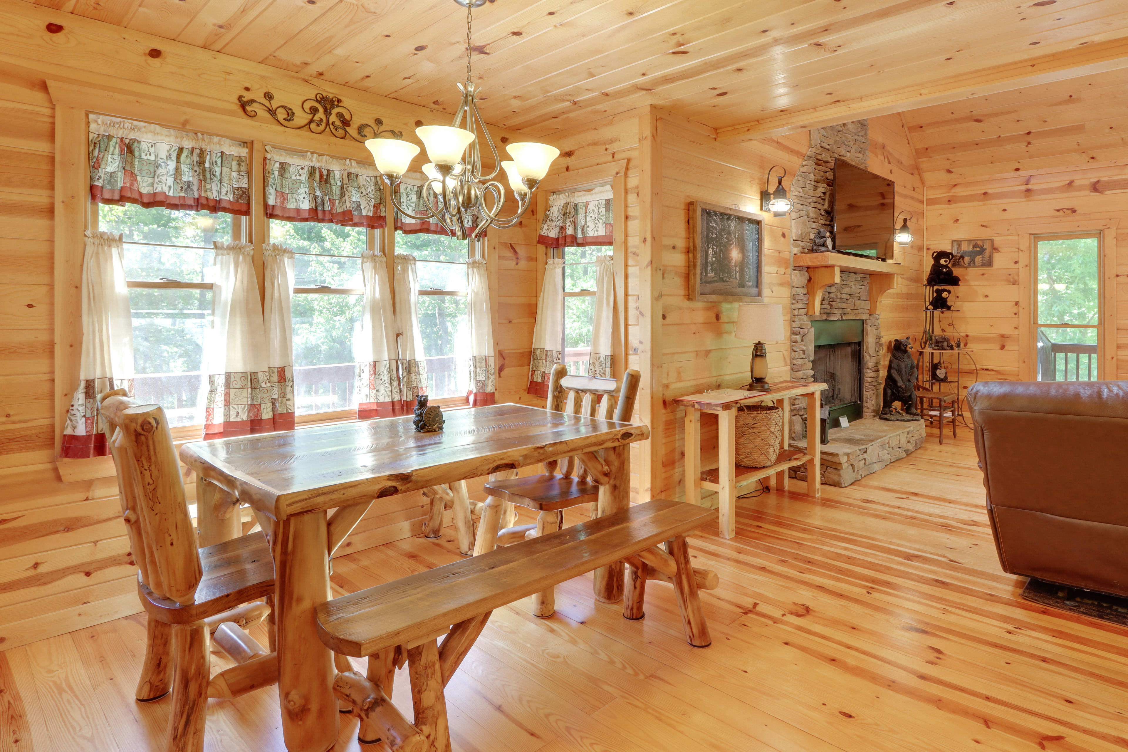 Dining Area | Dishware & Flatware Provided