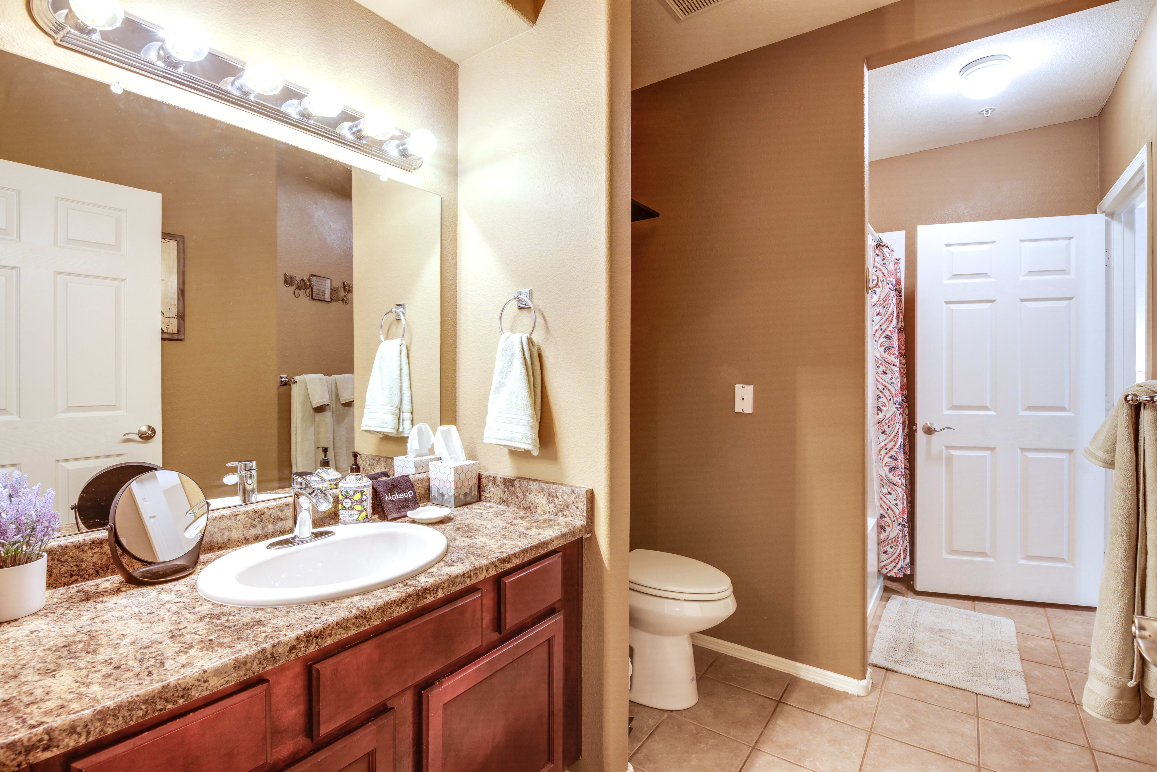 En-Suite Bathroom | Towels Provided | Complimentary Toiletries