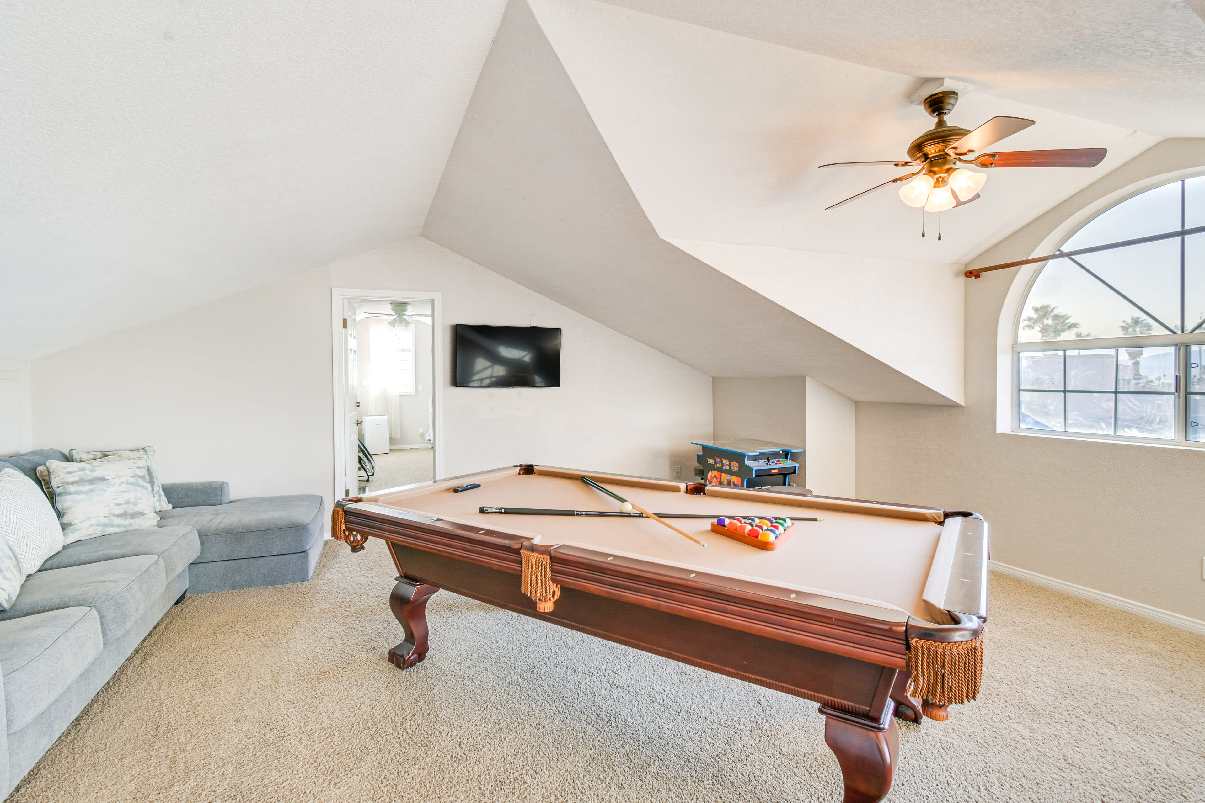 Game Room | Smart TV | Pool Table | Arcade Game