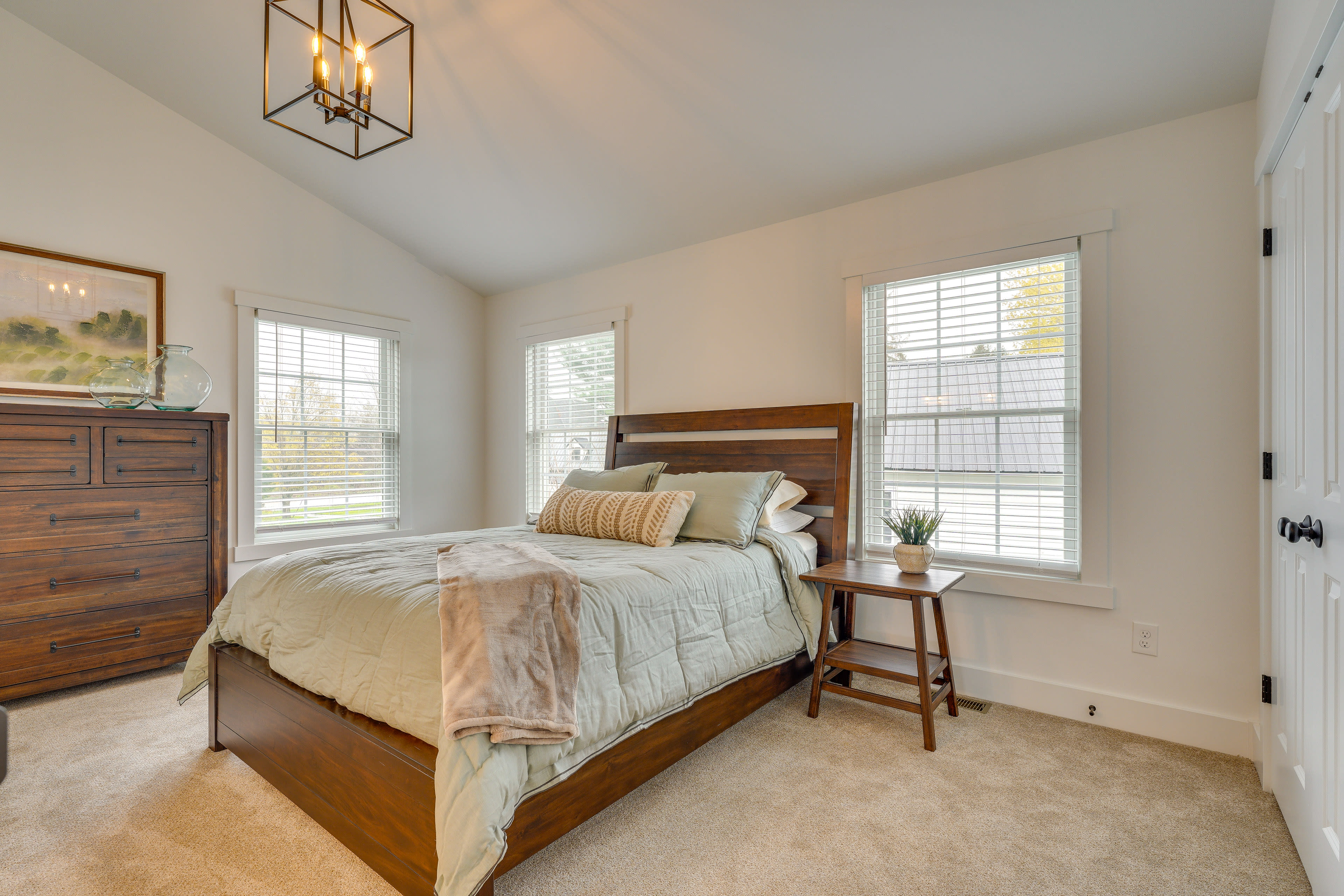 Bedroom 1 | Queen Bed | En-Suite Bathroom