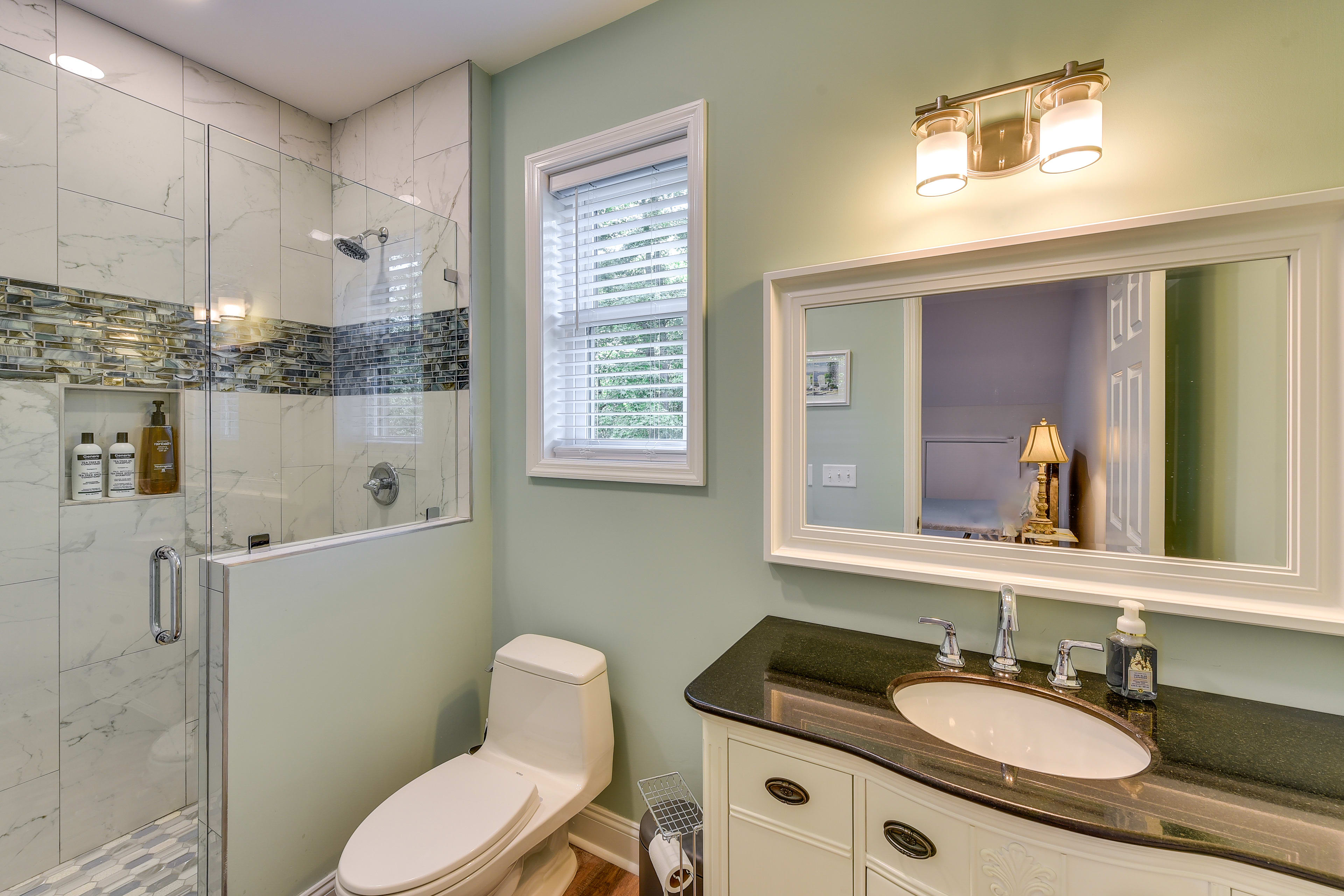 Full Bathroom | Towels Provided | Complimentary Toiletries