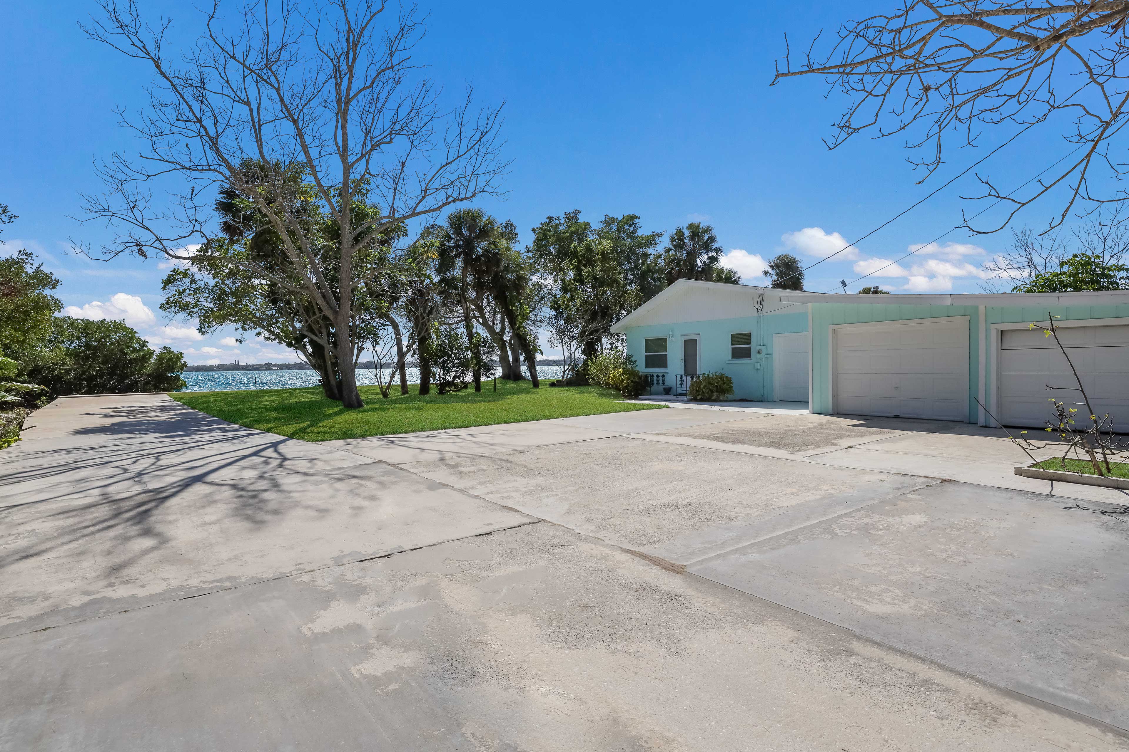 Parking | Garage (1 Vehicle) | Driveway (4 Vehicles) | No Street Parking