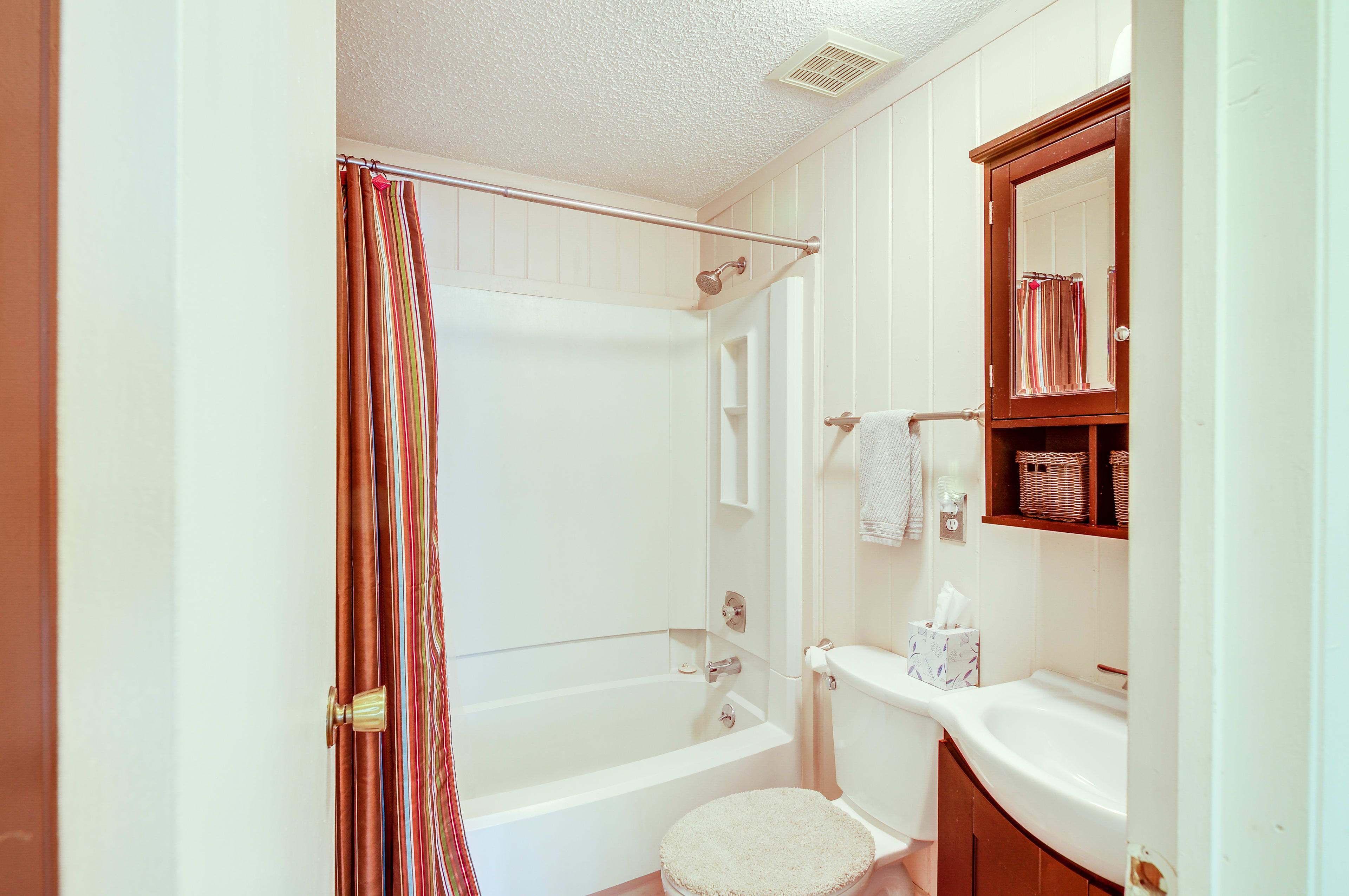 Full Bathroom | Complimentary Toiletries