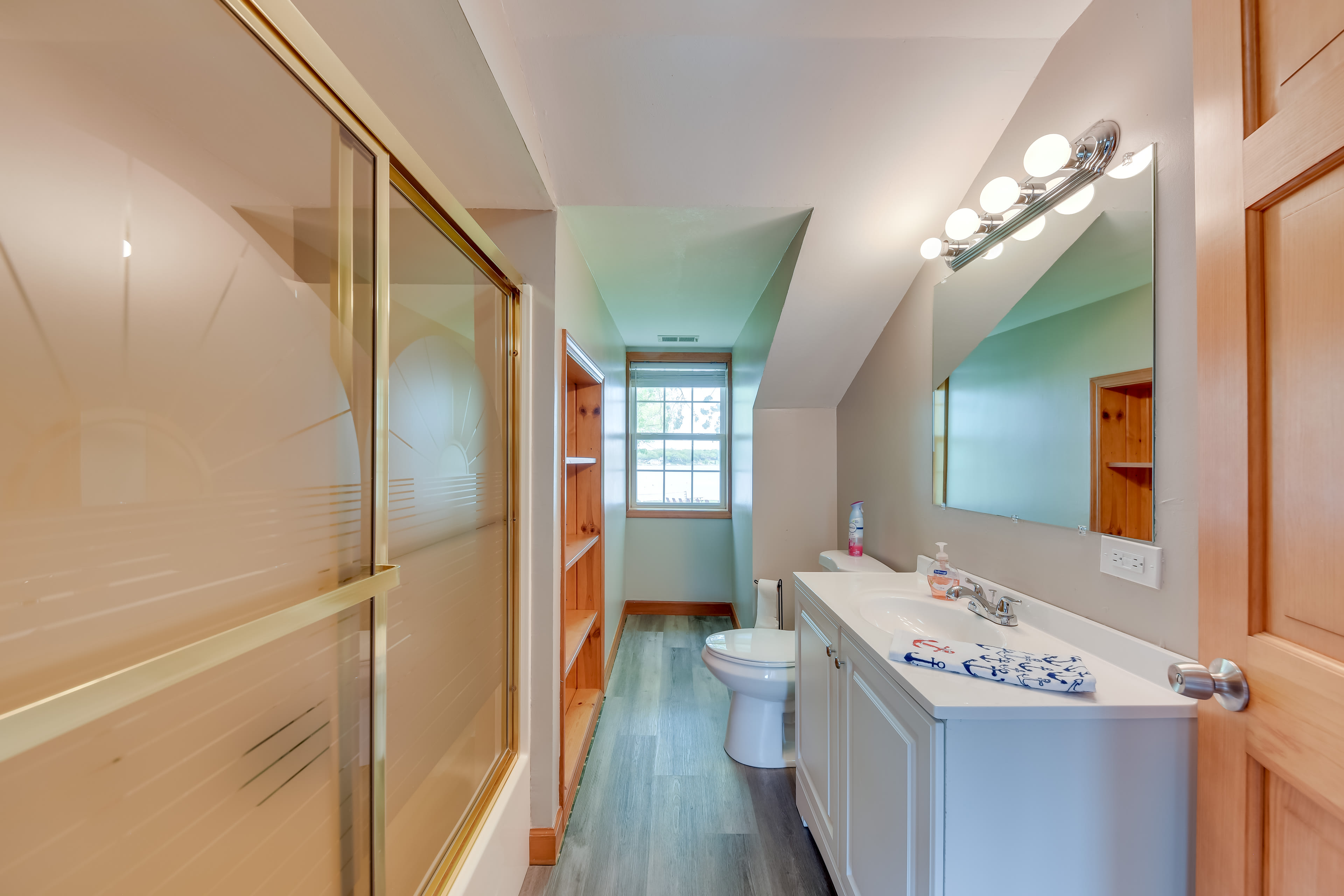 Full Bathroom | Complimentary Toiletries