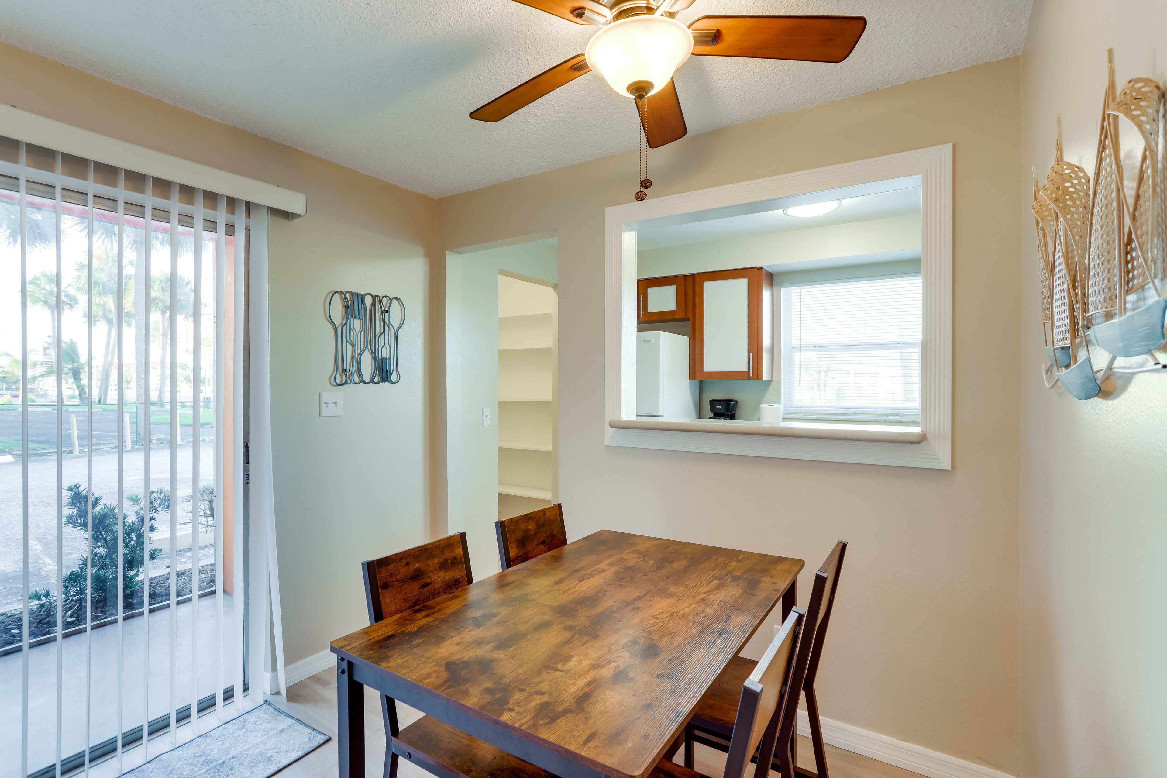 Dining Area | Dishware/Flatware Provided | Central A/C