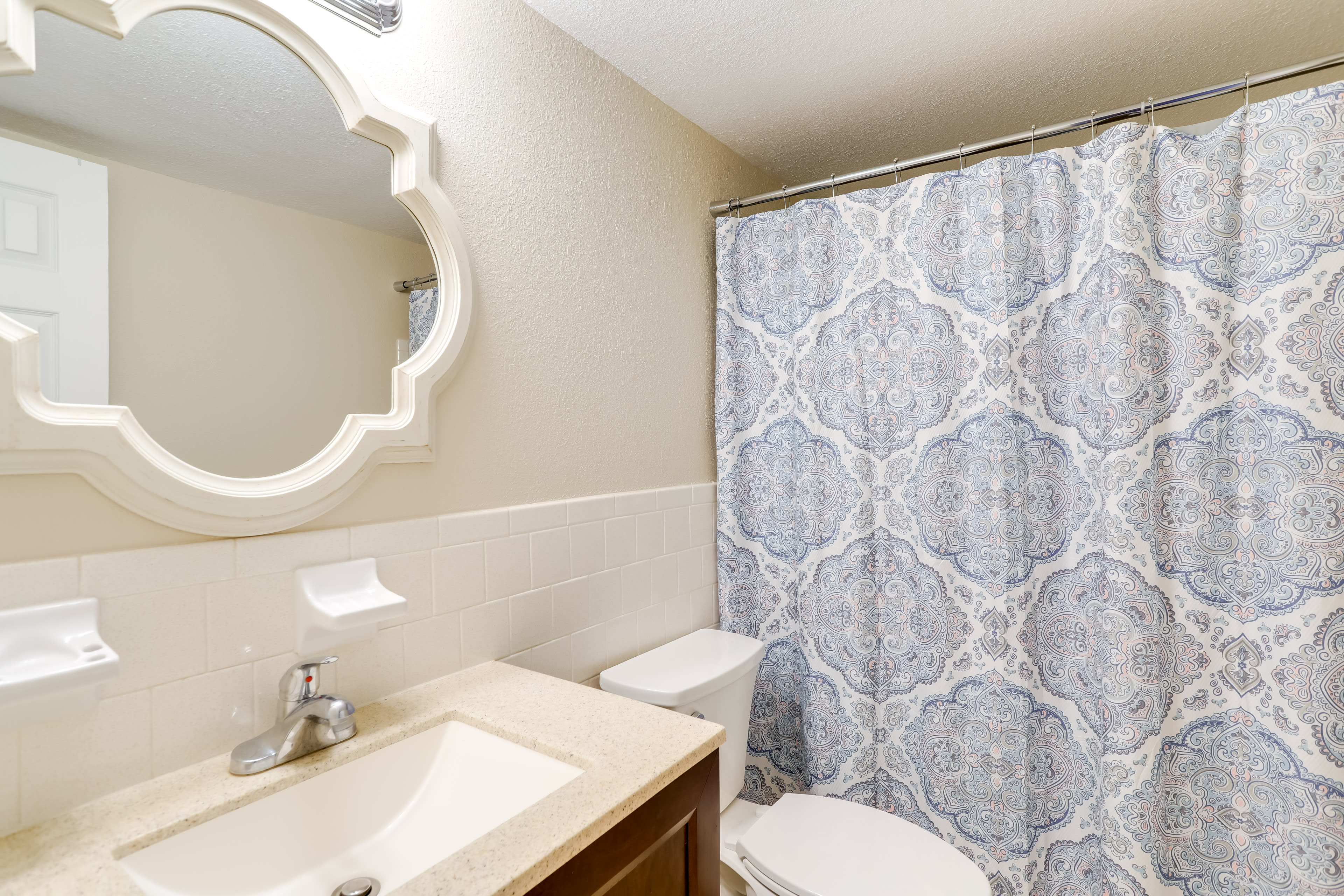 Full Bathroom | Towels Provided | Complimentary Toiletries