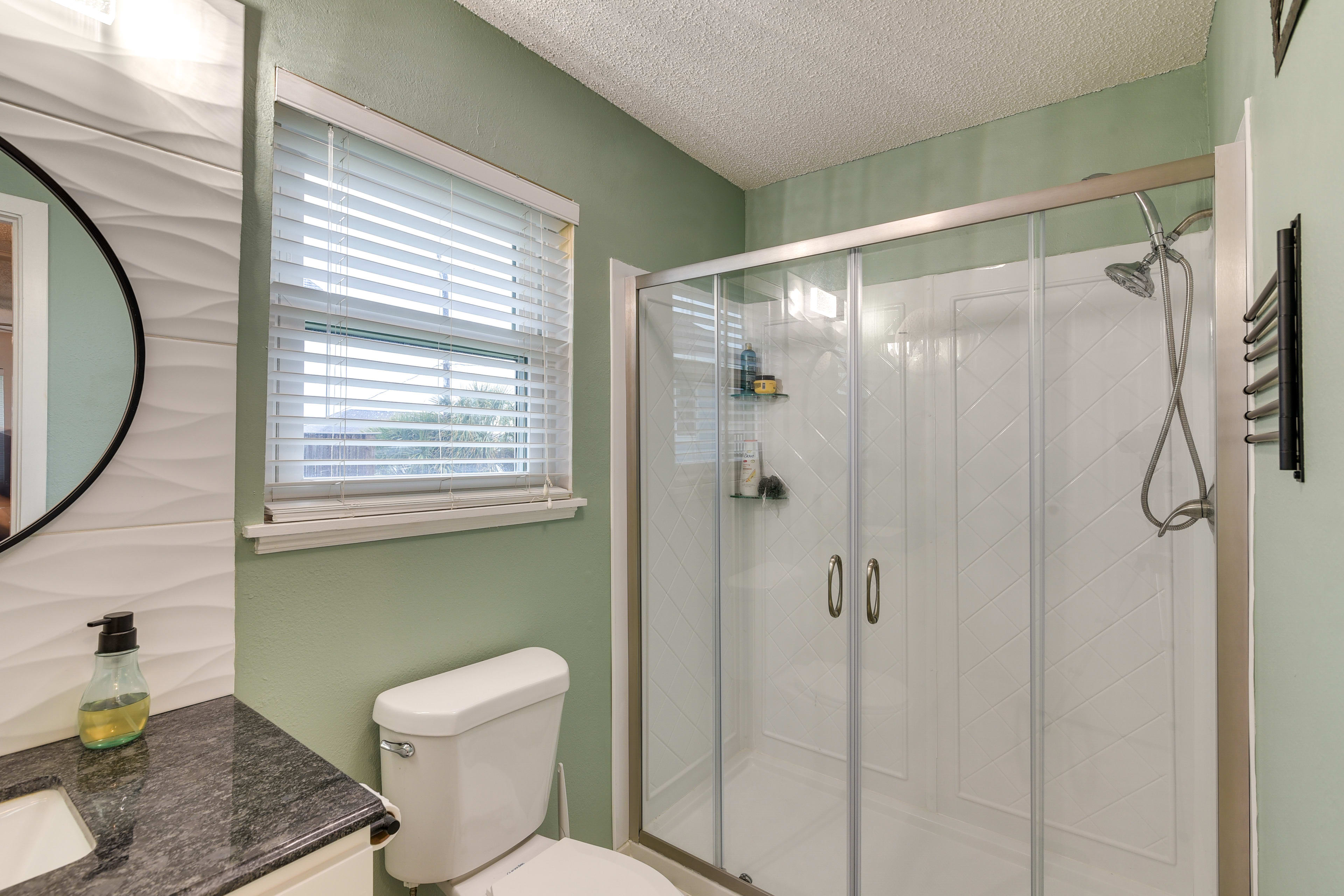 Full Bathroom | Towels Provided | Complimentary Toiletries