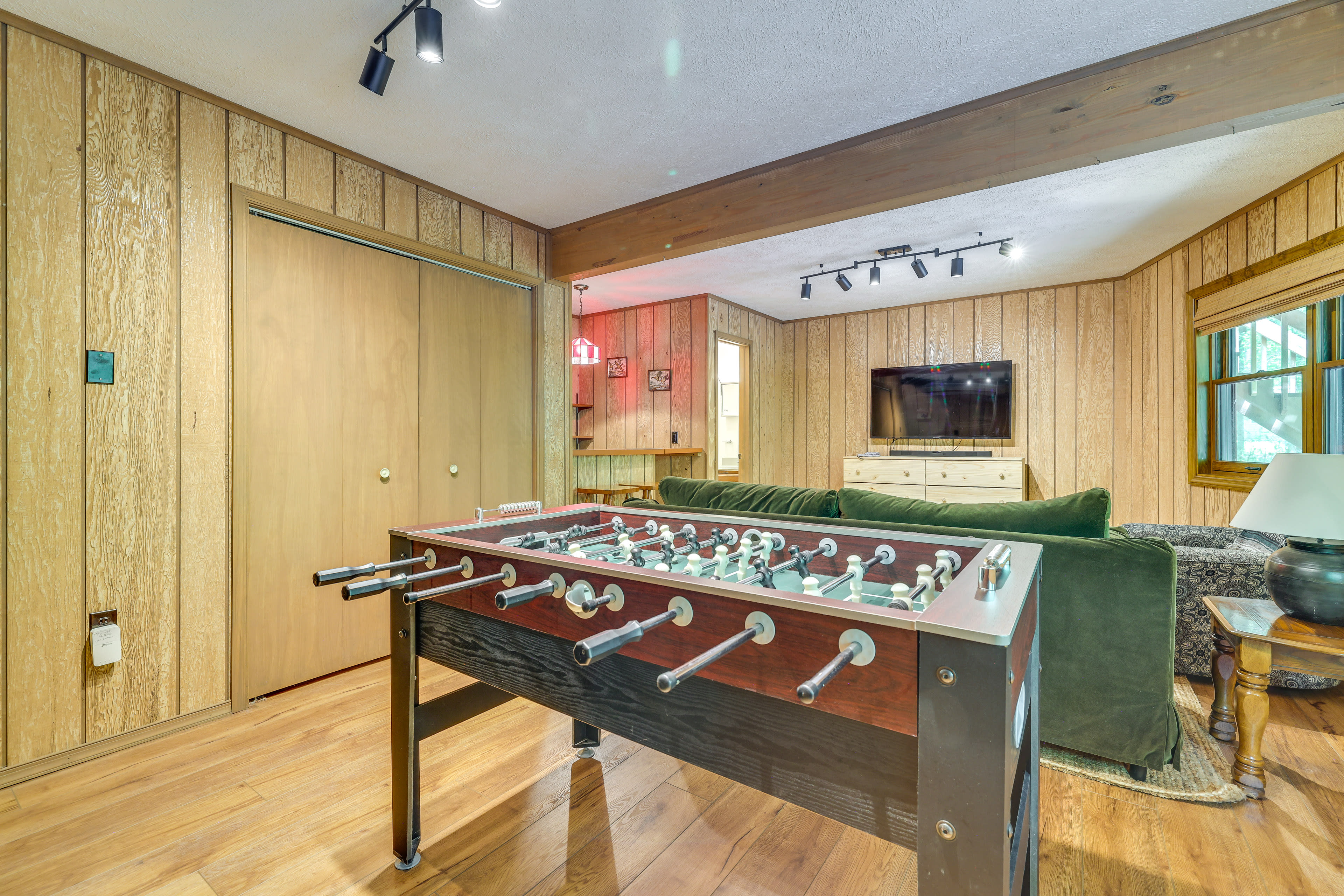 Den | Foosball Table | Smart TV | Bar Area