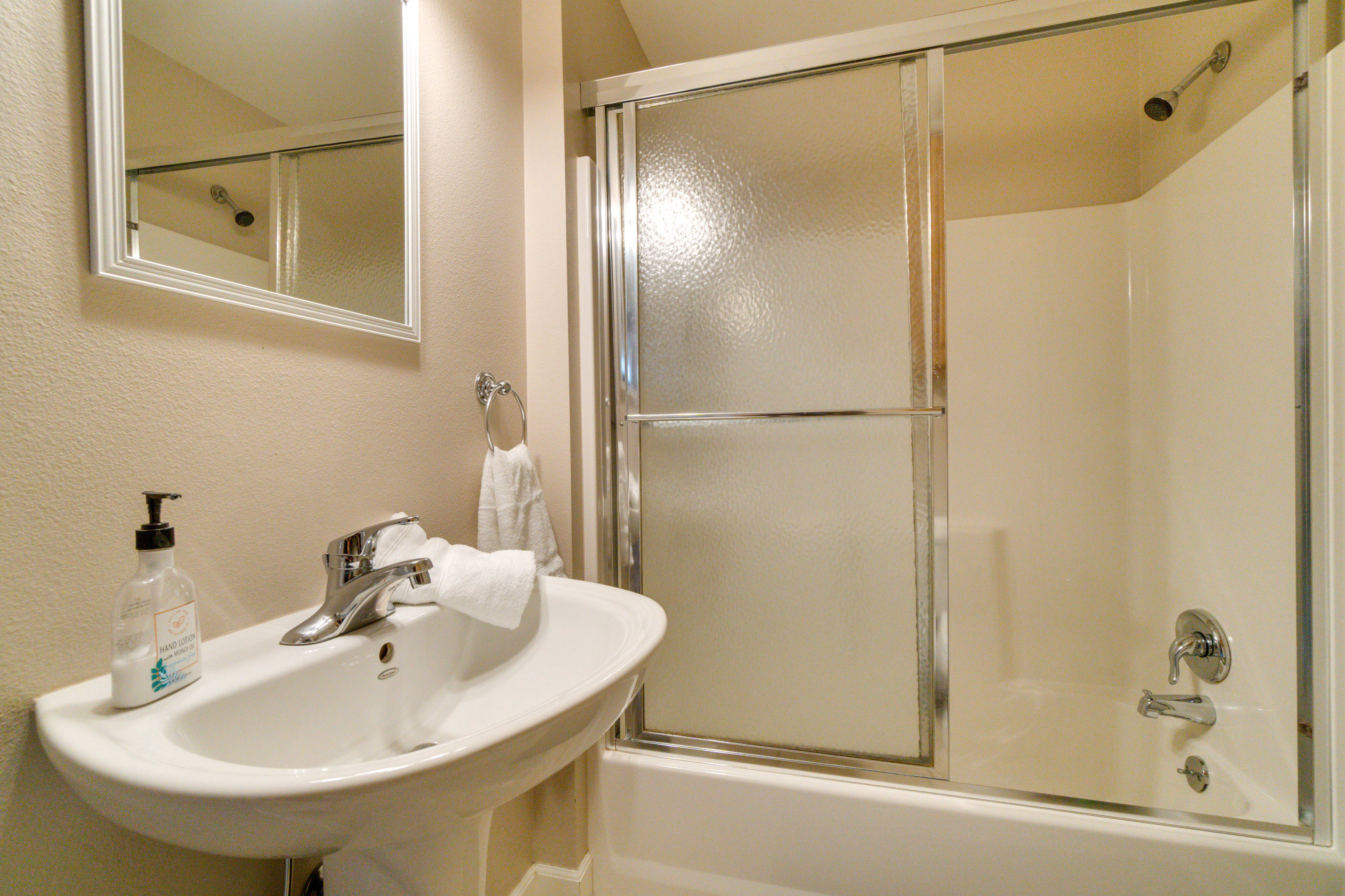 Full Bathroom | Complimentary Toiletries | 2nd Floor