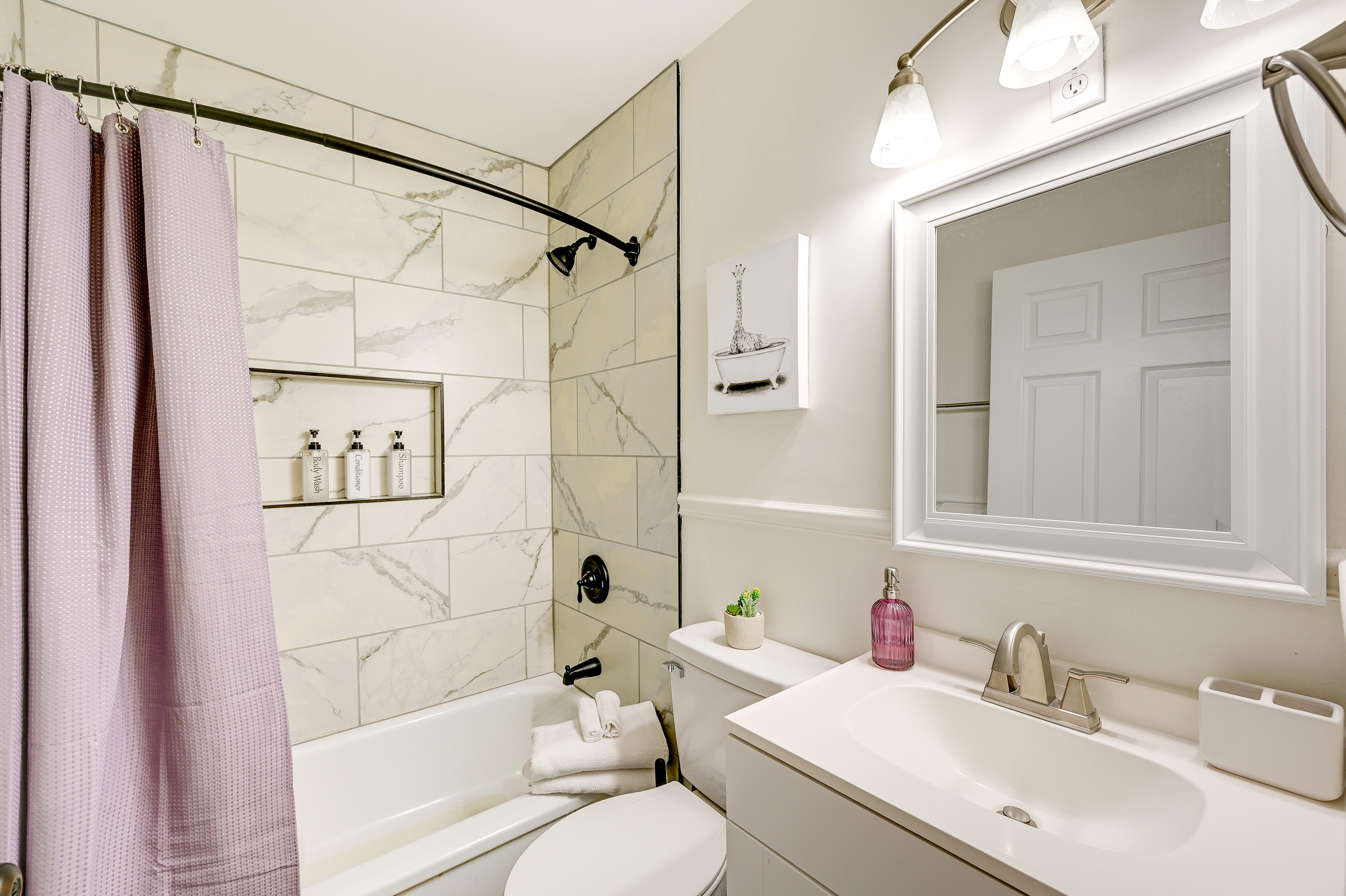 Full Bathroom | Towels Provided | Complimentary Toiletries