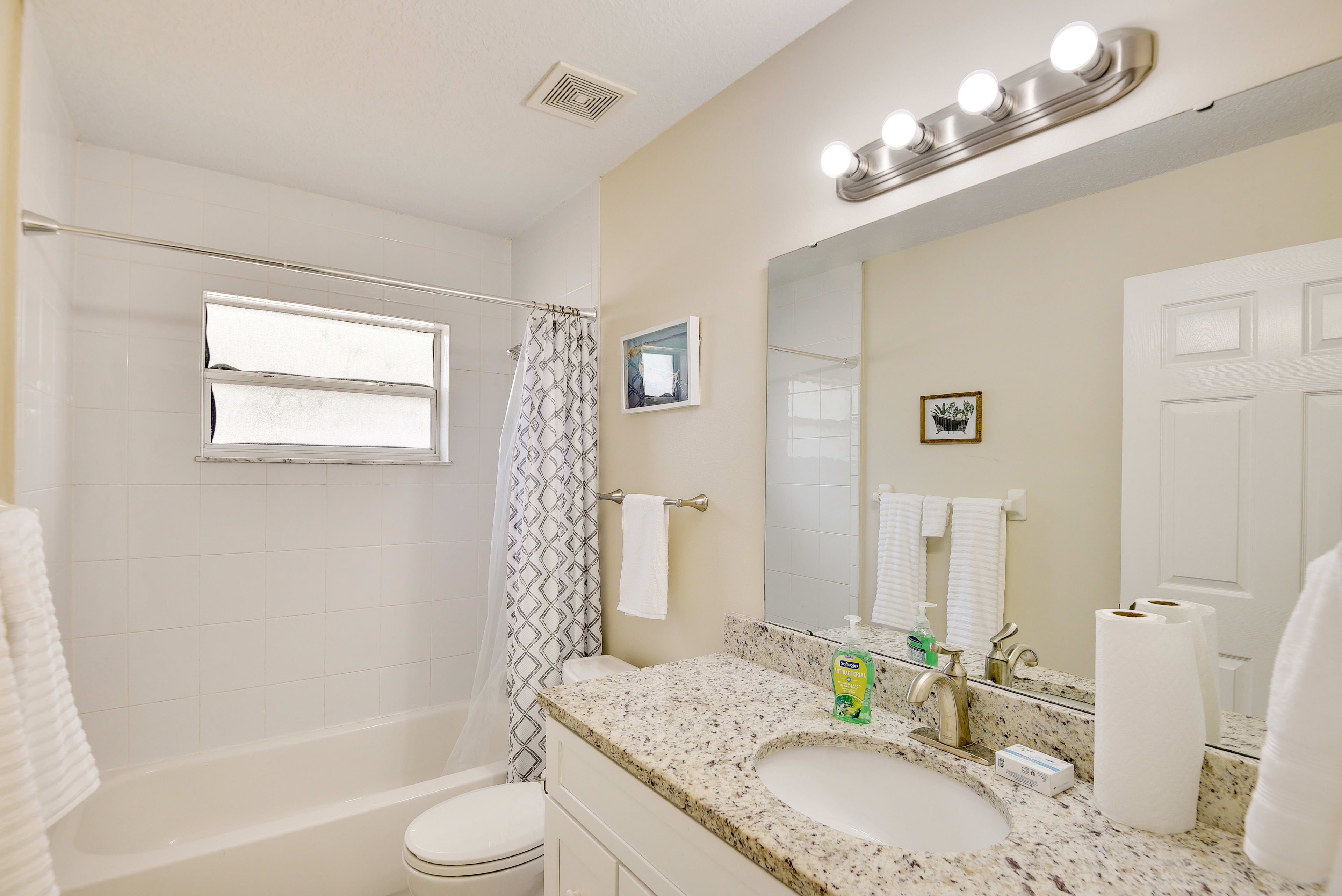 Full Bathroom | Complimentary Toiletries