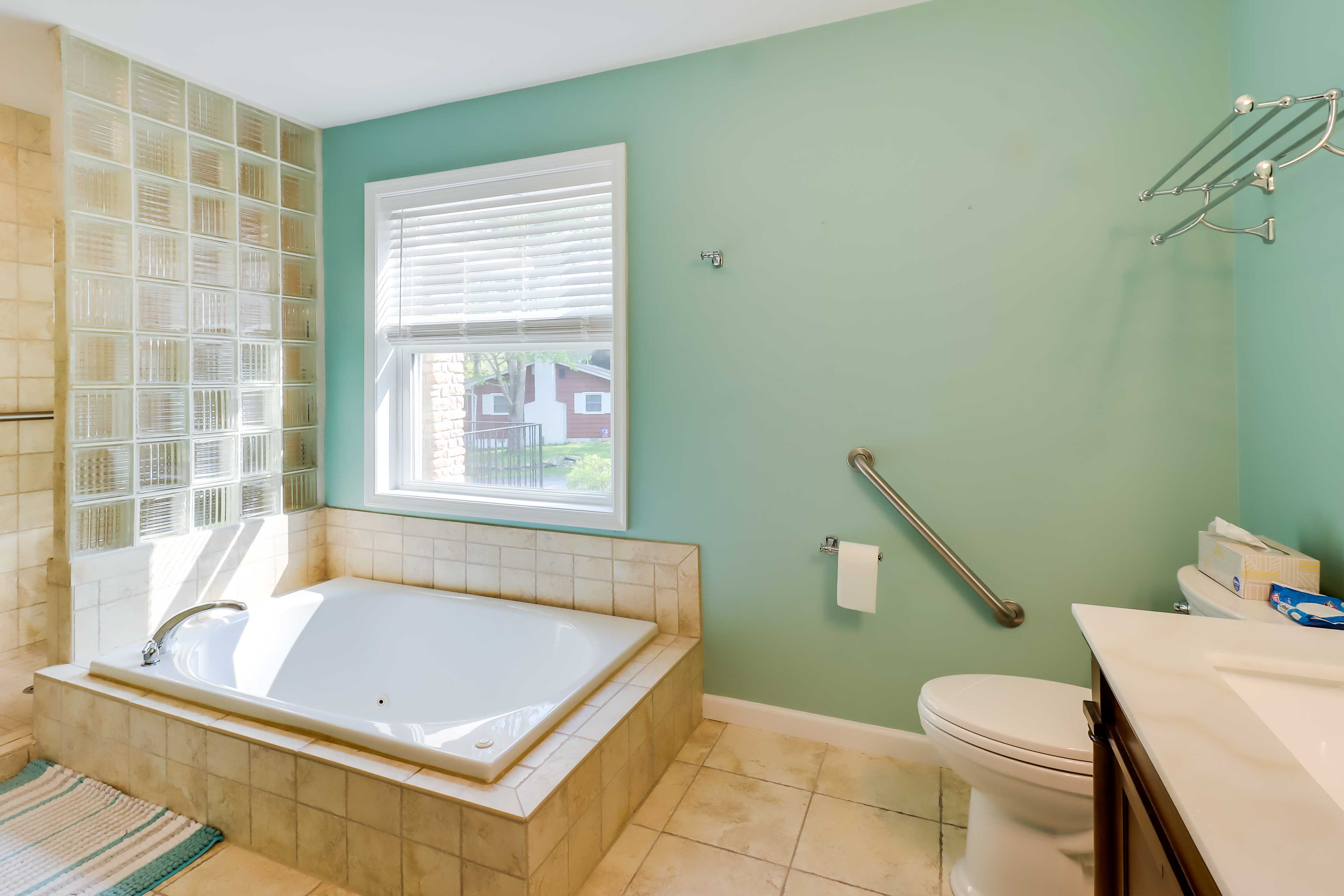 Full Bathroom | Towels Provided | Jetted Tub