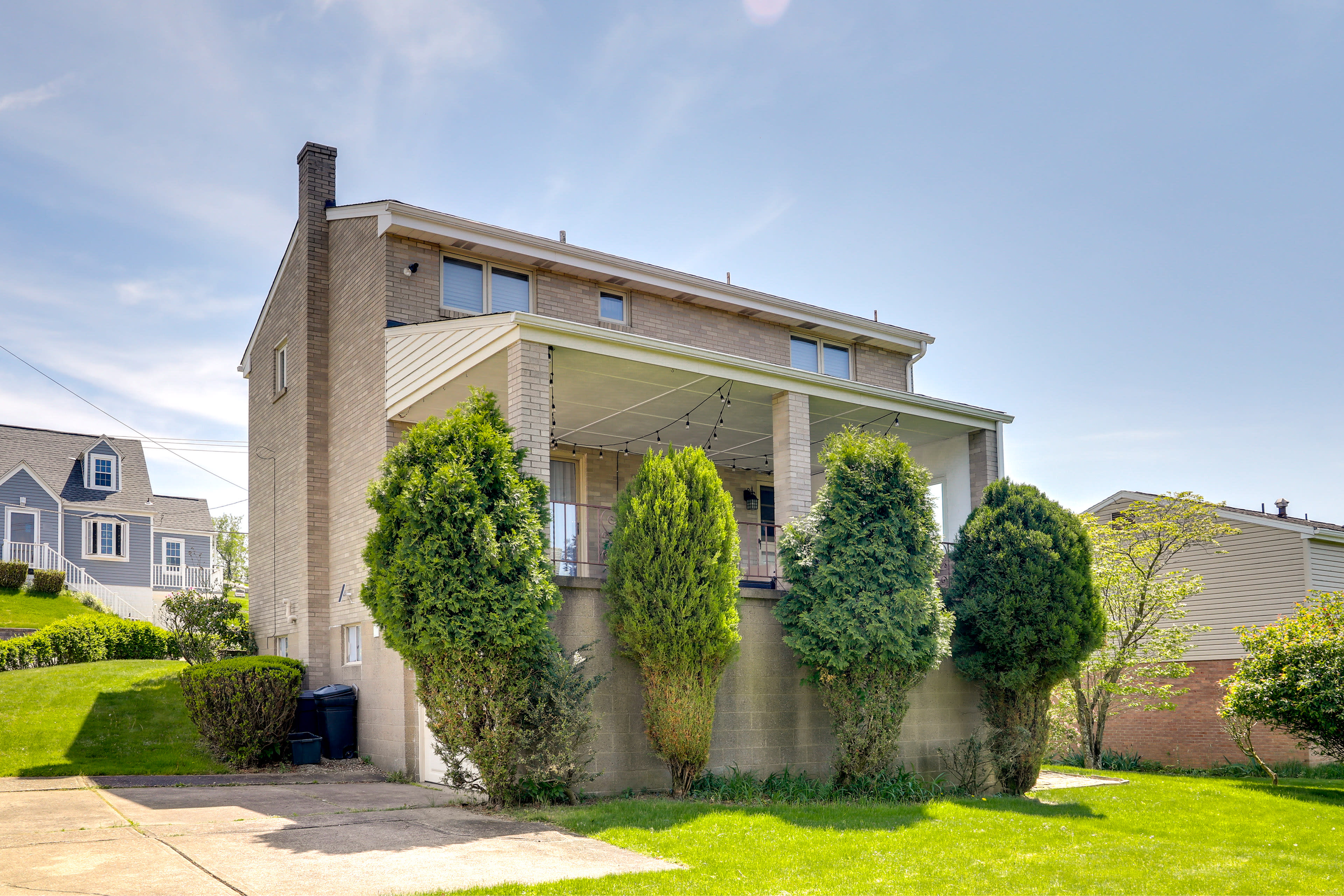 Garage (1 Vehicle) | Driveway (2 Vehicles) | Free Street Parking