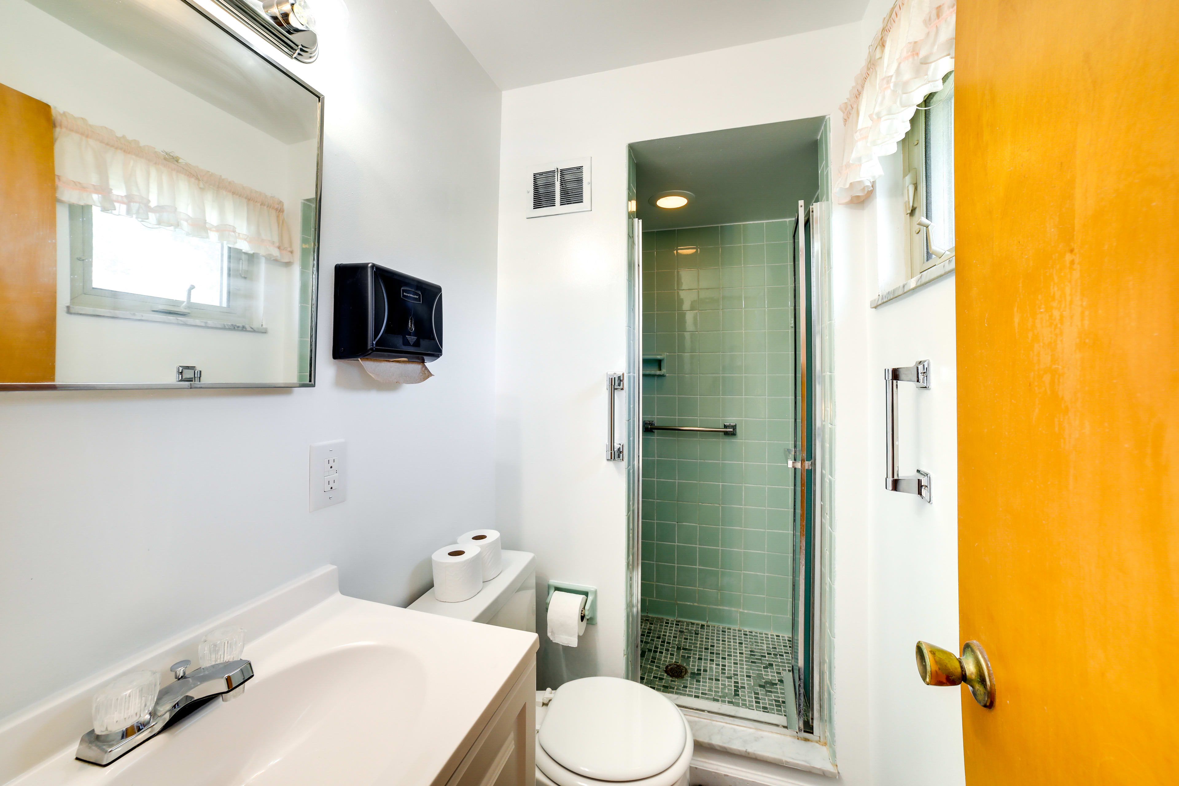 En-Suite Bathroom | Complimentary Toiletries | Hair Dryer | Towels Provided