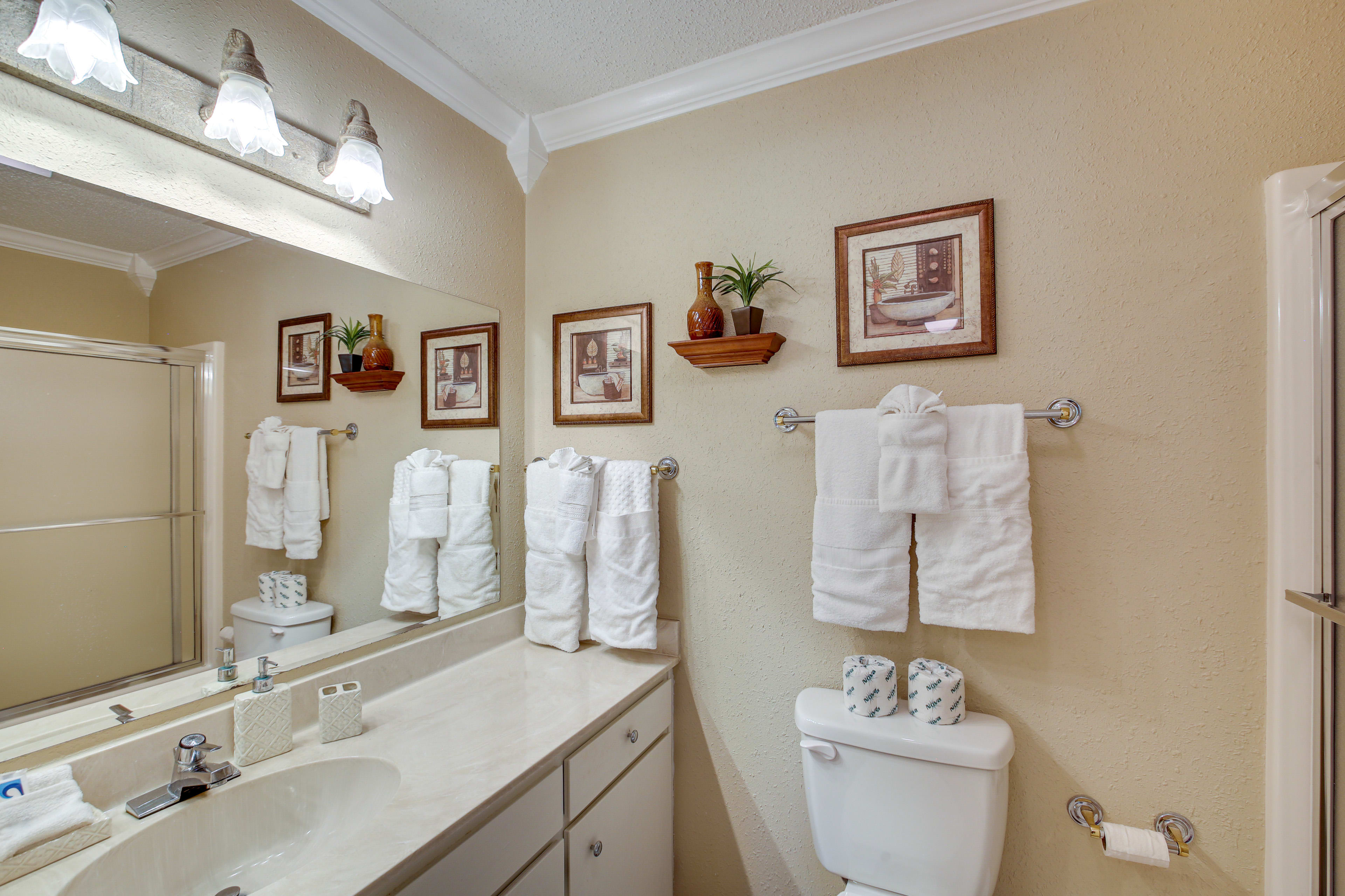 Full Bathroom | Towels Provided