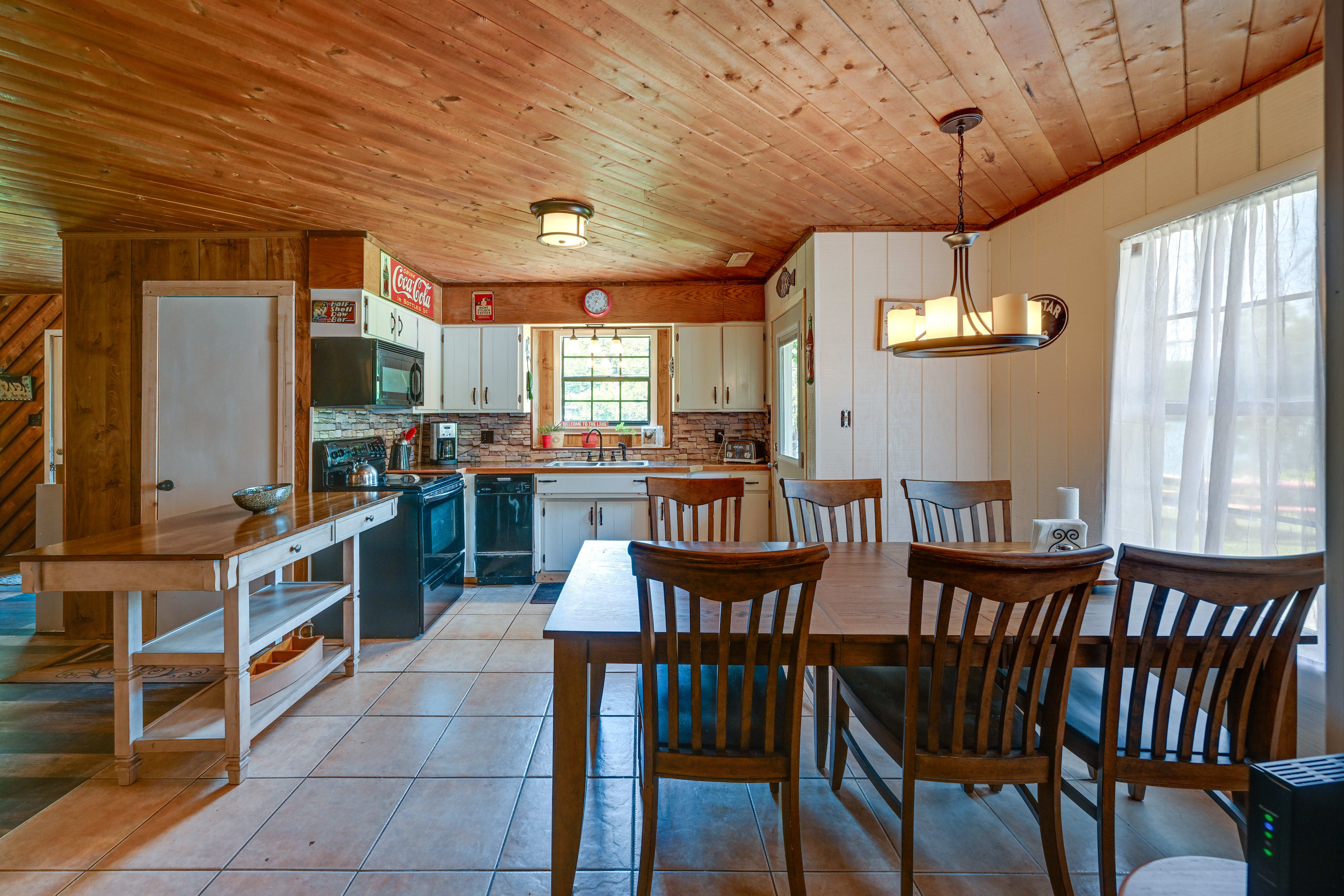 Dining Area | Dining Table | Dishware/Flatware