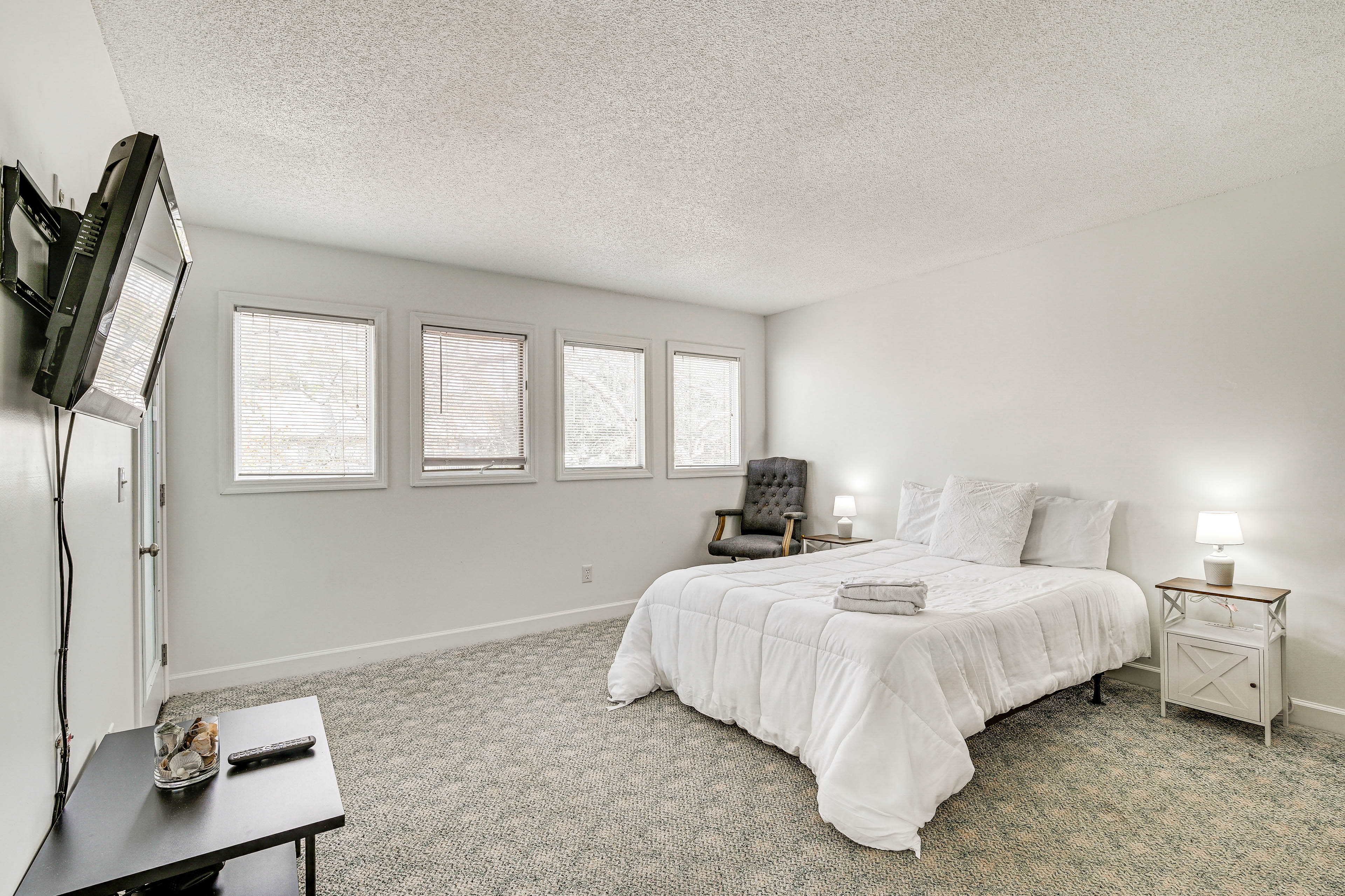 Living Room | Queen Bed | Smart TV | Balcony Access