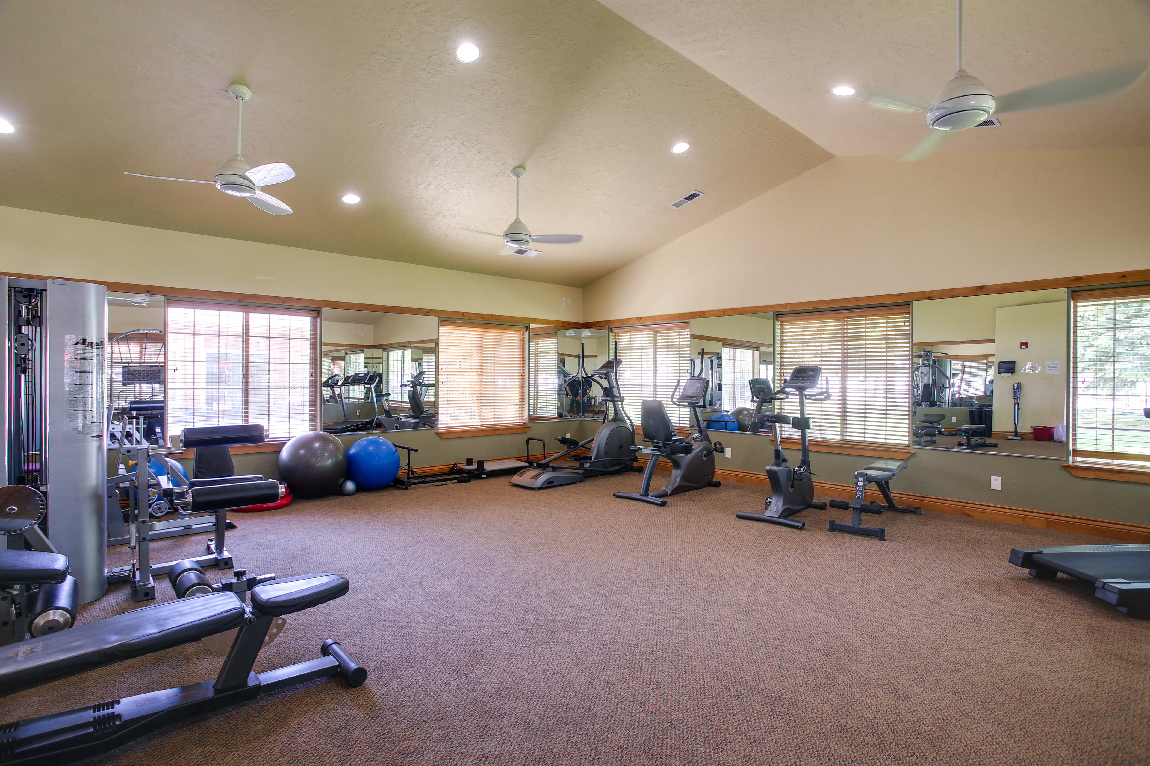 Community Amenities | Fitness Center | Sauna | Outdoor Dining Areas