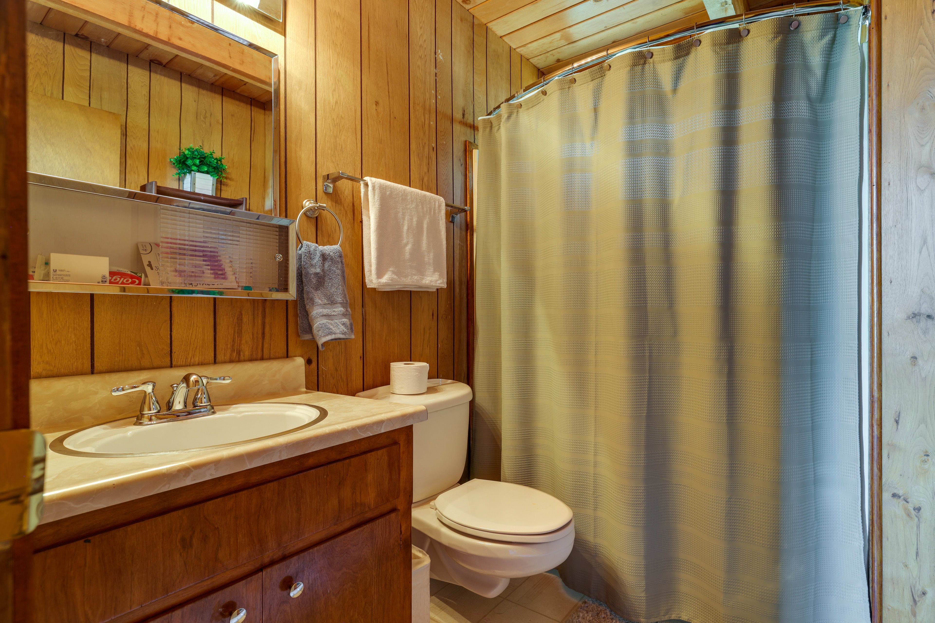 Full Bathroom | 1st Floor | Shower/Tub Combo | Towels Provided