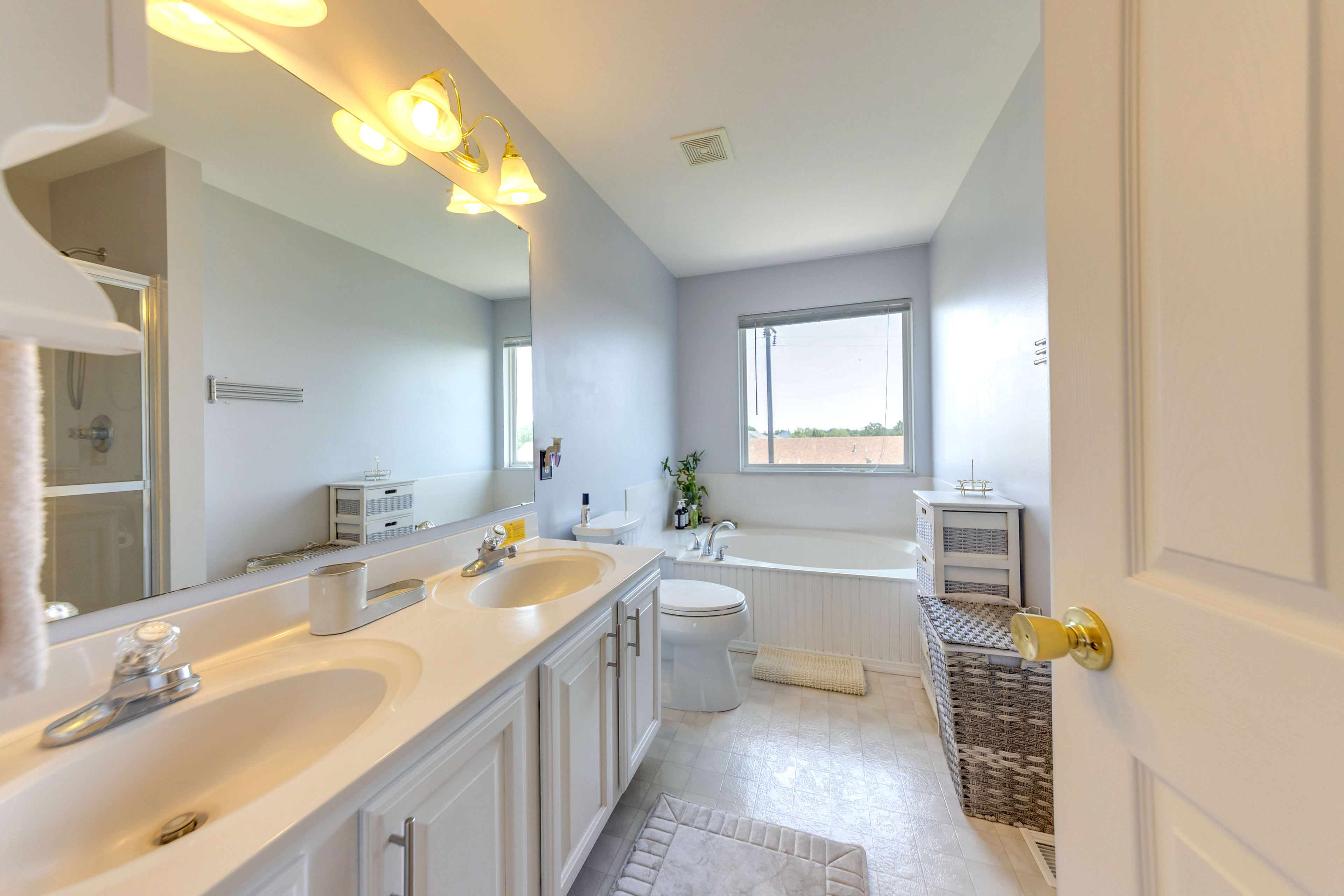 Full Bathroom | Towels Provided | Complimentary Toiletries