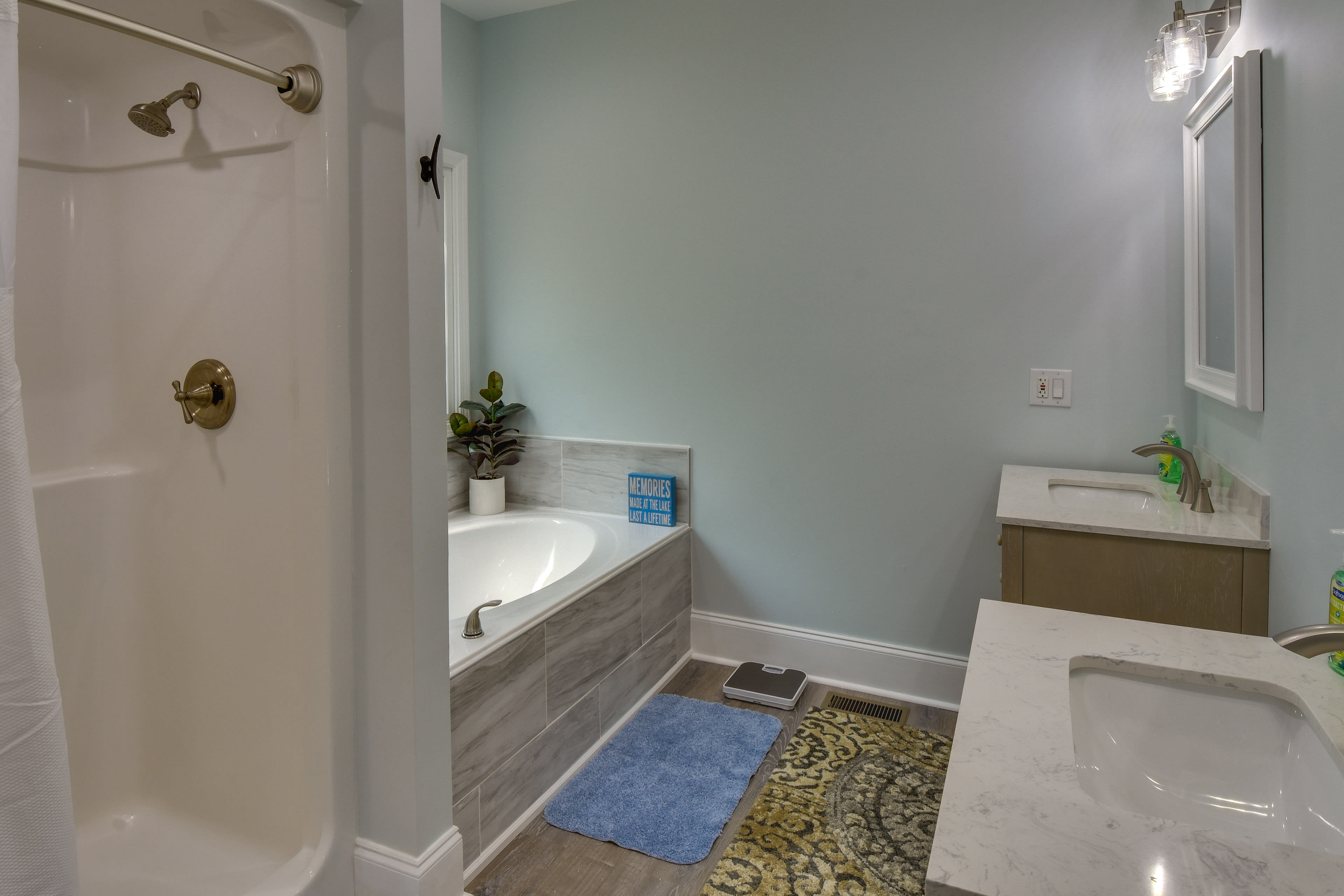 Full Bathroom | 1st Floor | Walk-In Shower | Soaking Tub | Towels Provided