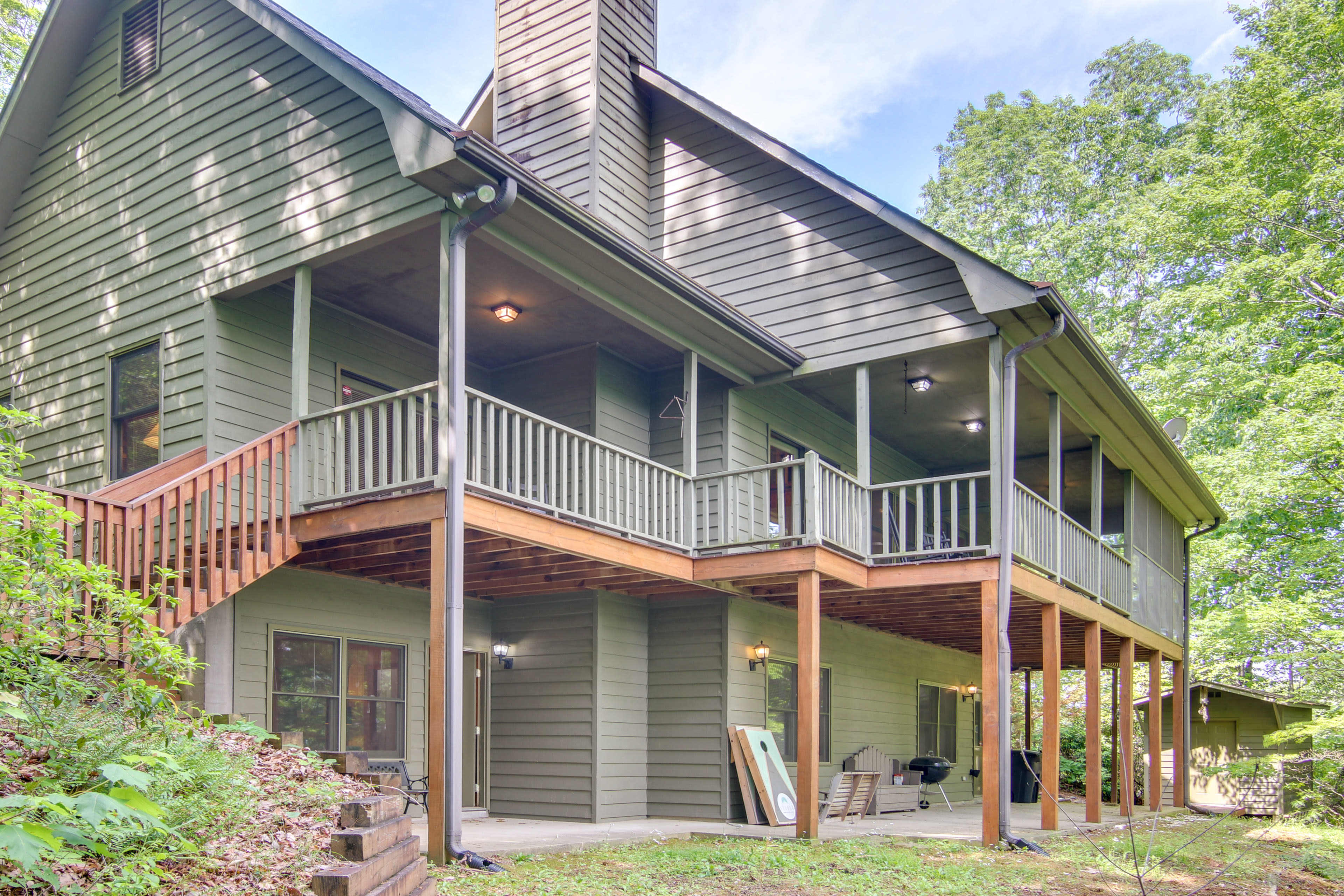 3-Story House | In-Unit Laundry | 7 Mi to the Gorge Zipline