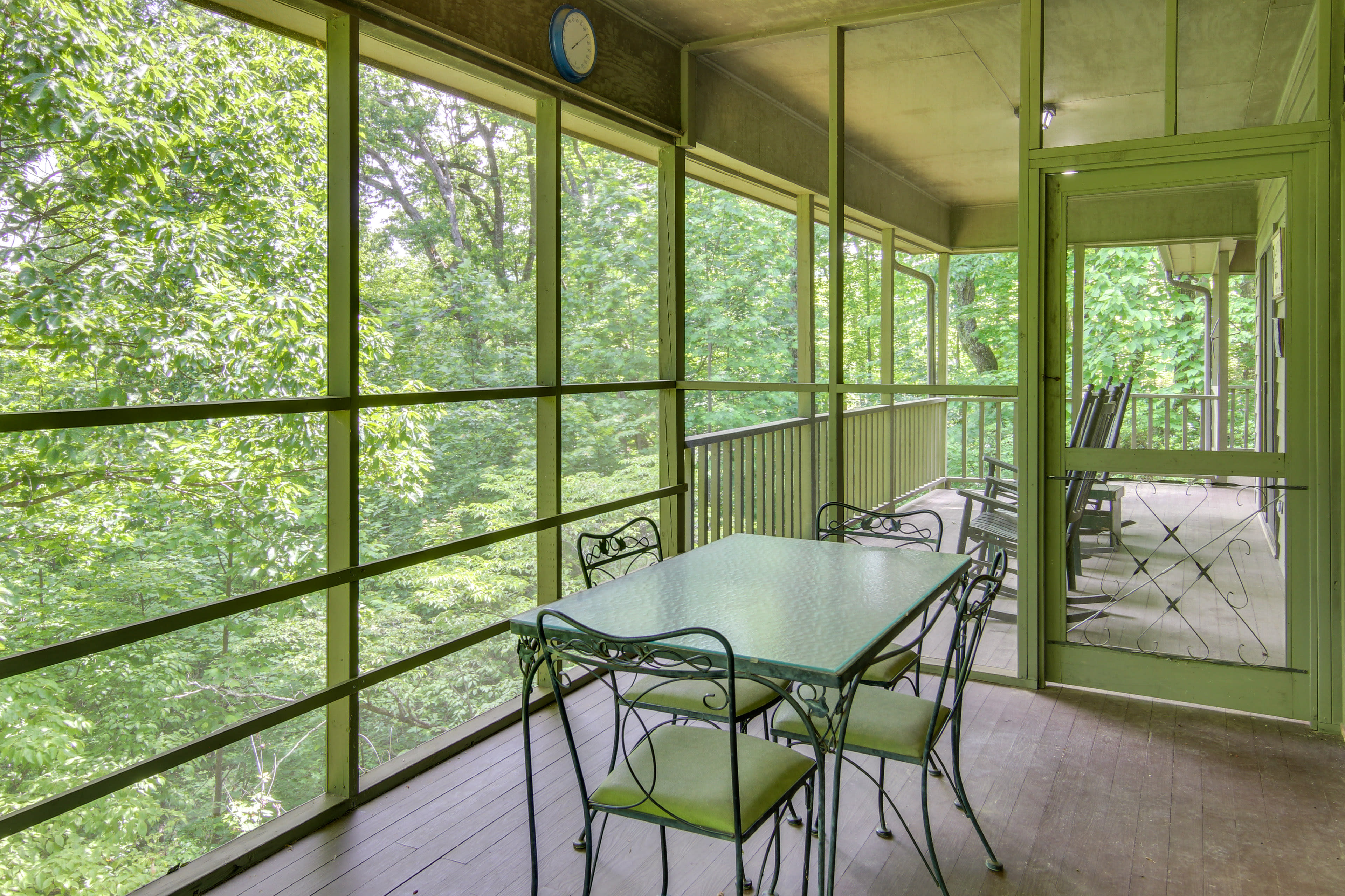 Screened Porch | Self Check-In | 10 Mi to Bradley Falls Trails