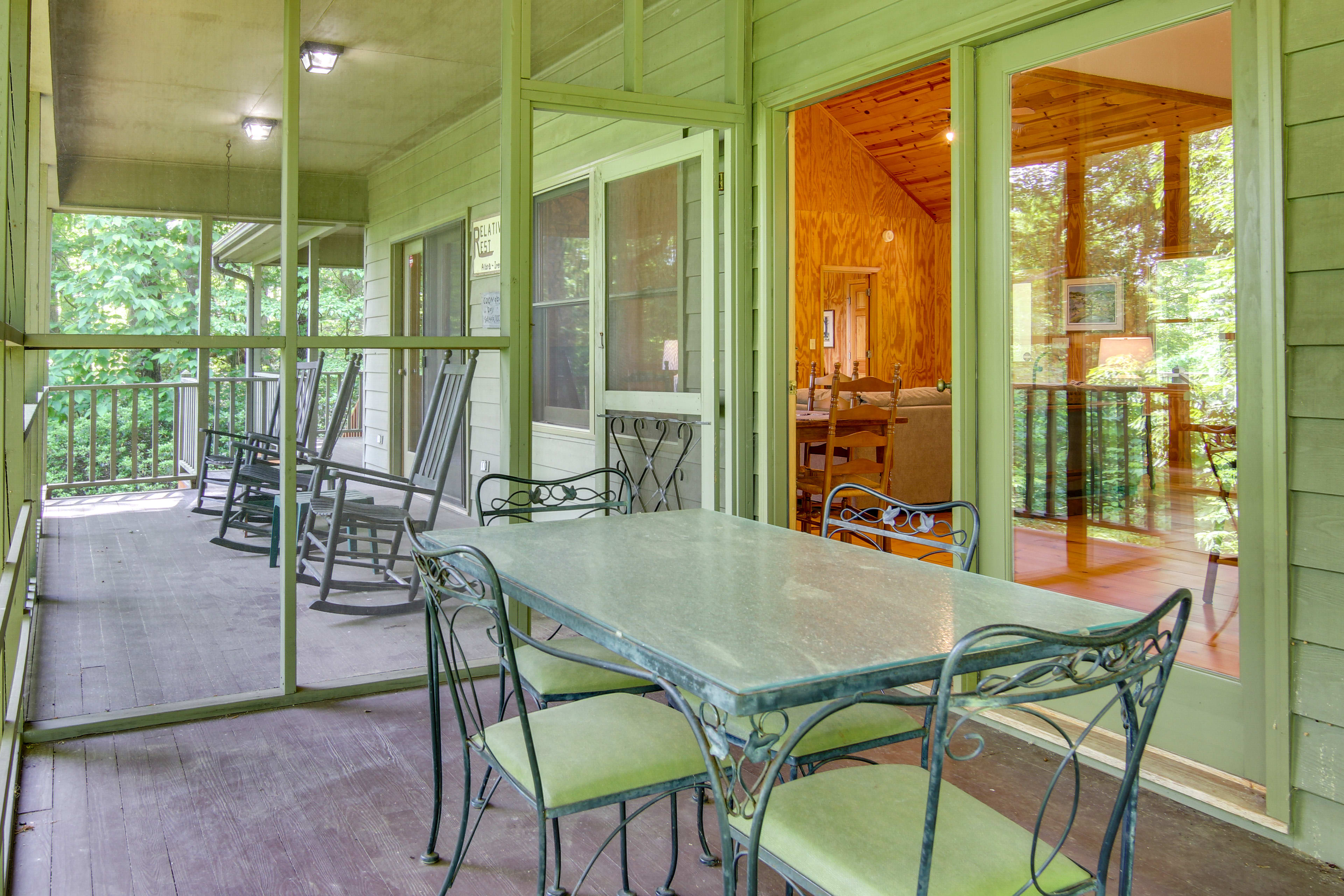 Screened Porch | Outdoor Dining