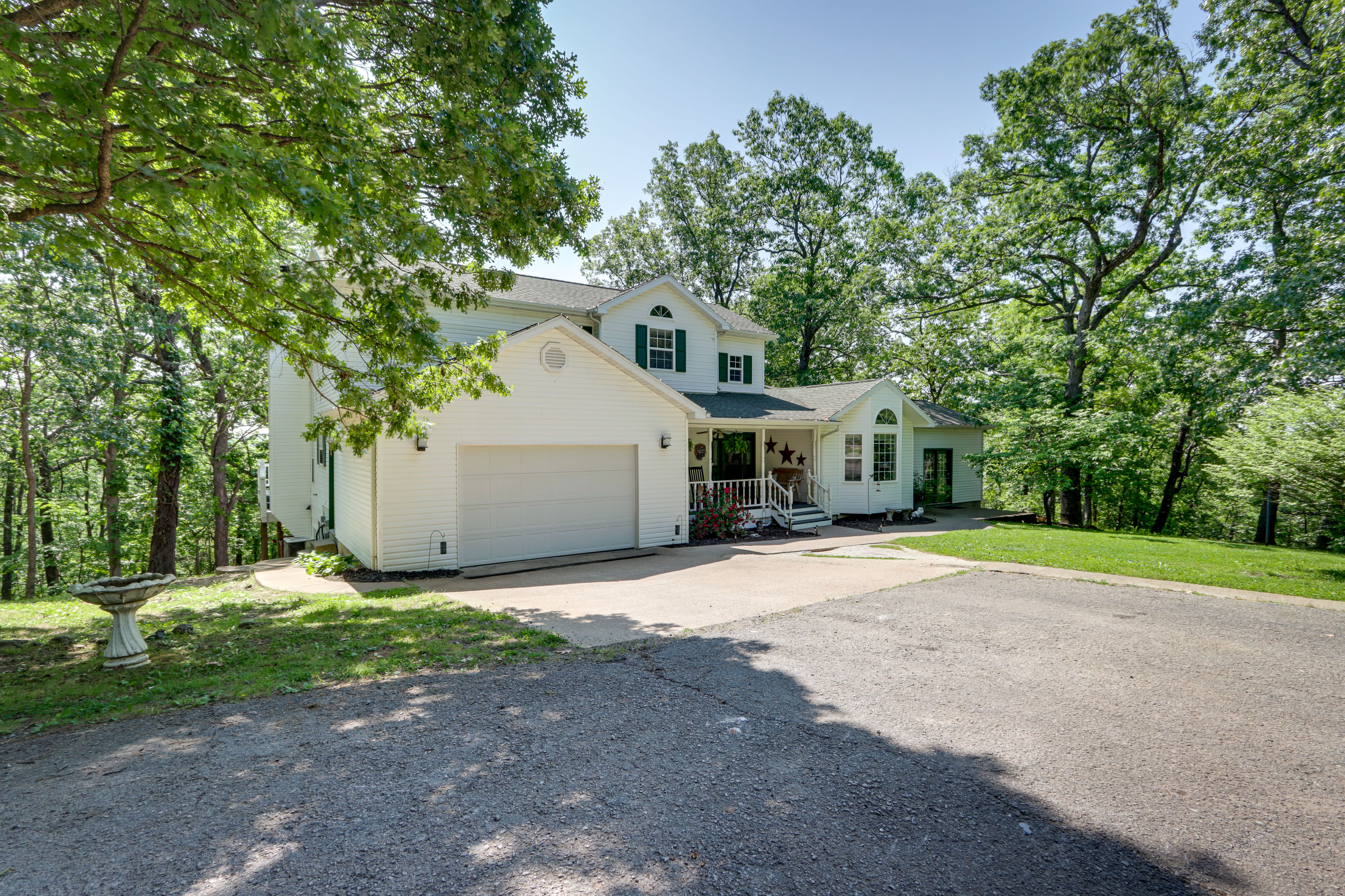 Parking | Driveway (5 Vehicles) | Garage (1 Vehicle) | RV/Boat Parking