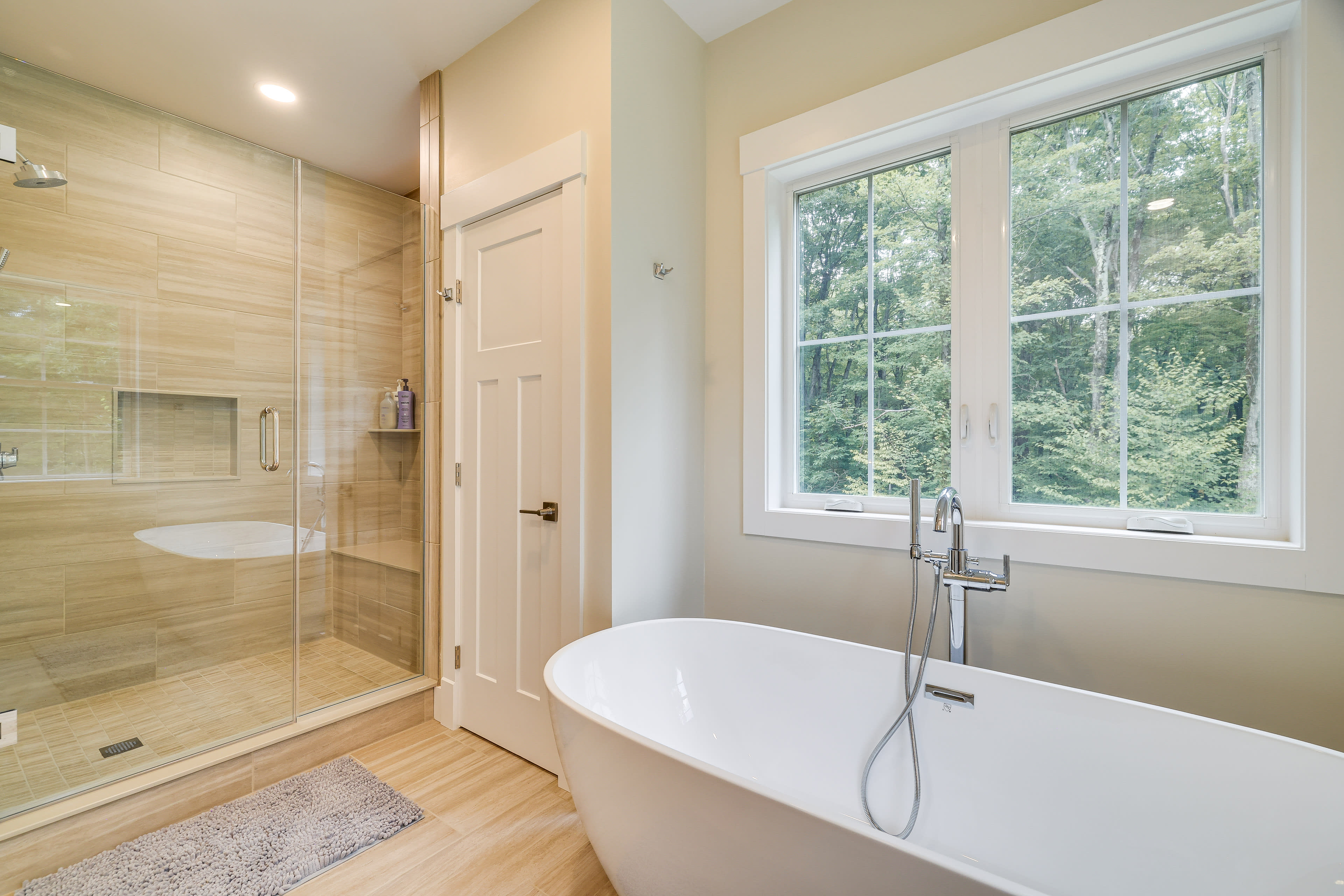 En-Suite Bathroom | Large Soaking Tub | Towels Provided | Hair Dryer