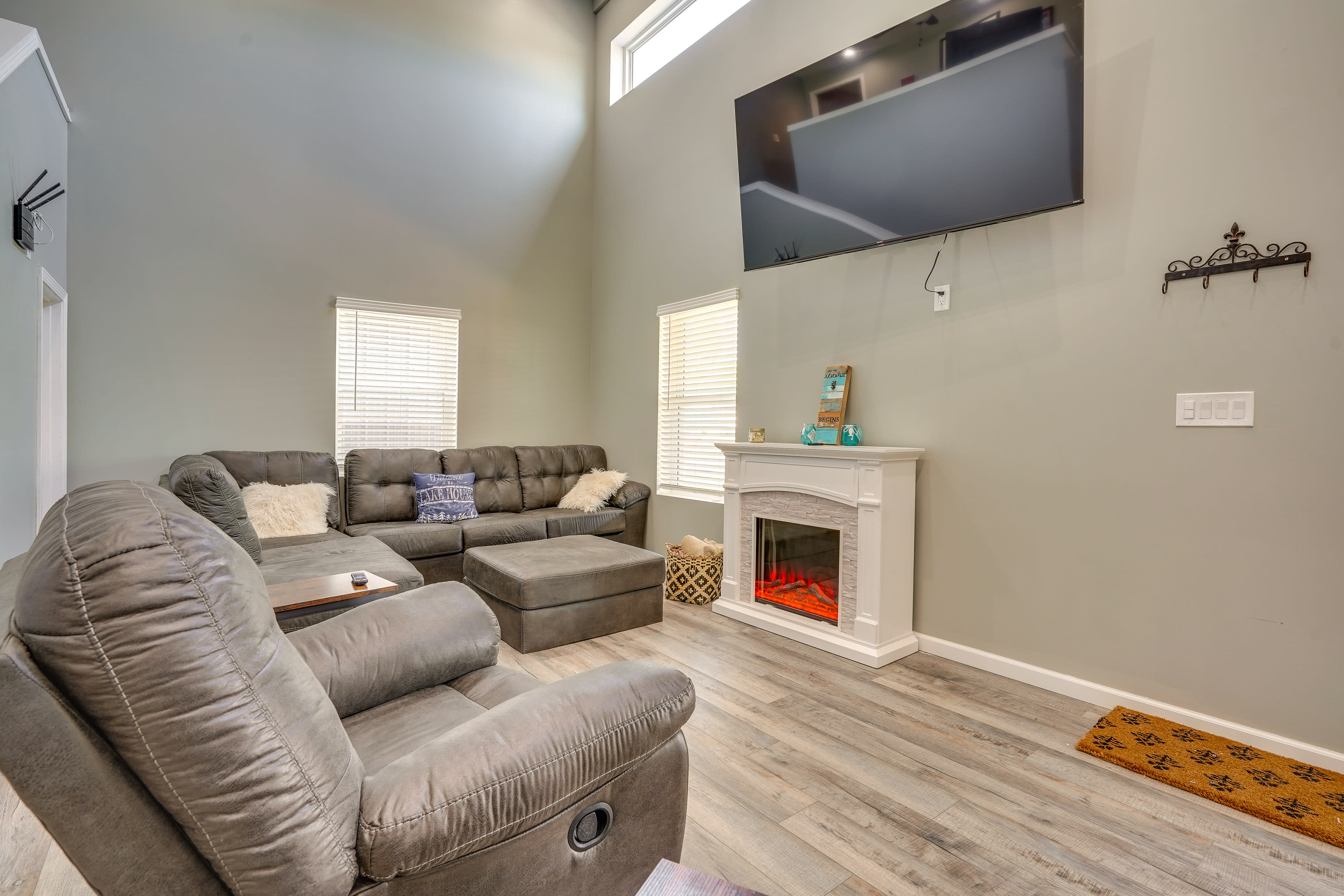 Living Room | Smart TV | Fireplace