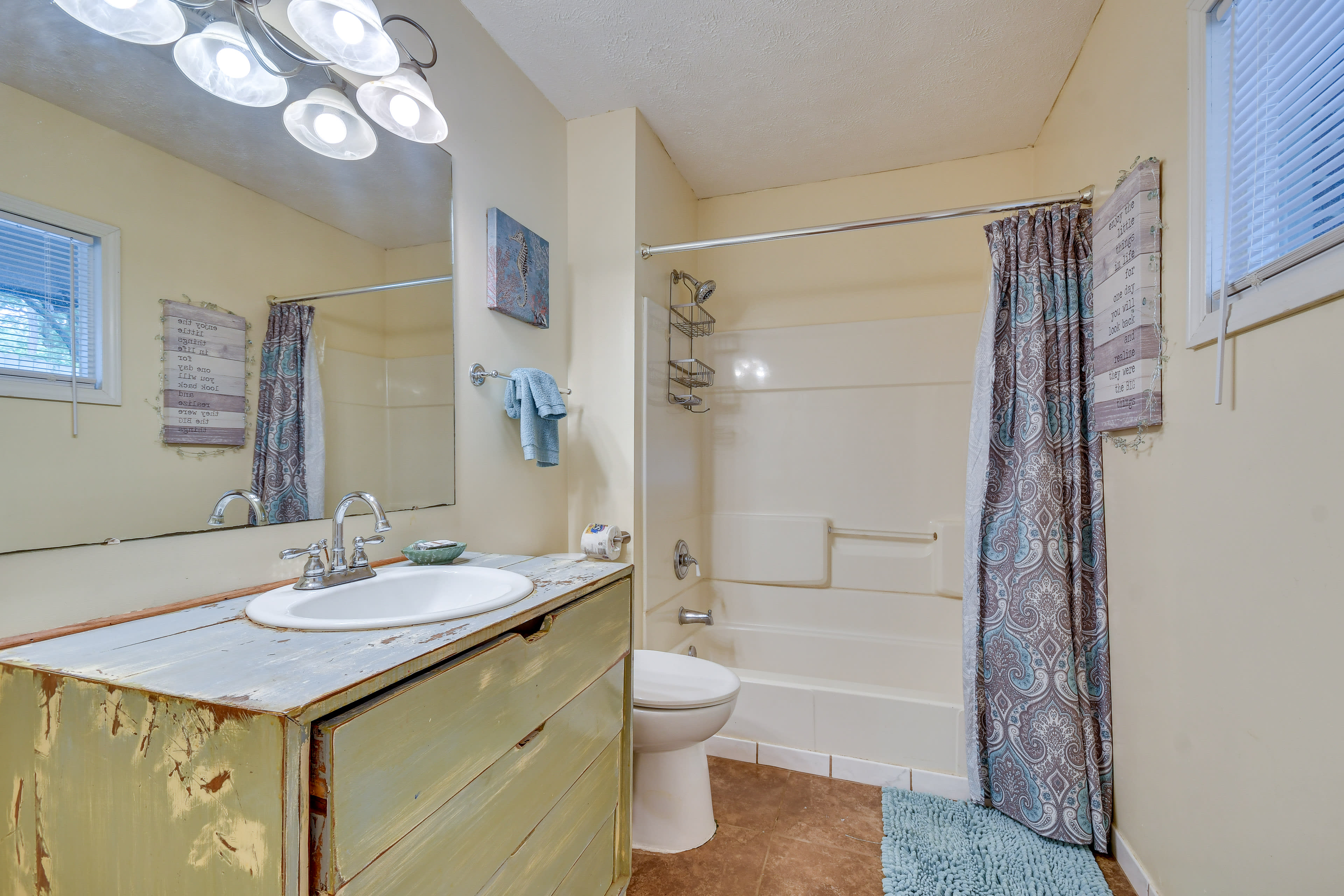 Full Bathroom | Towels Provided | Complimentary Toiletries