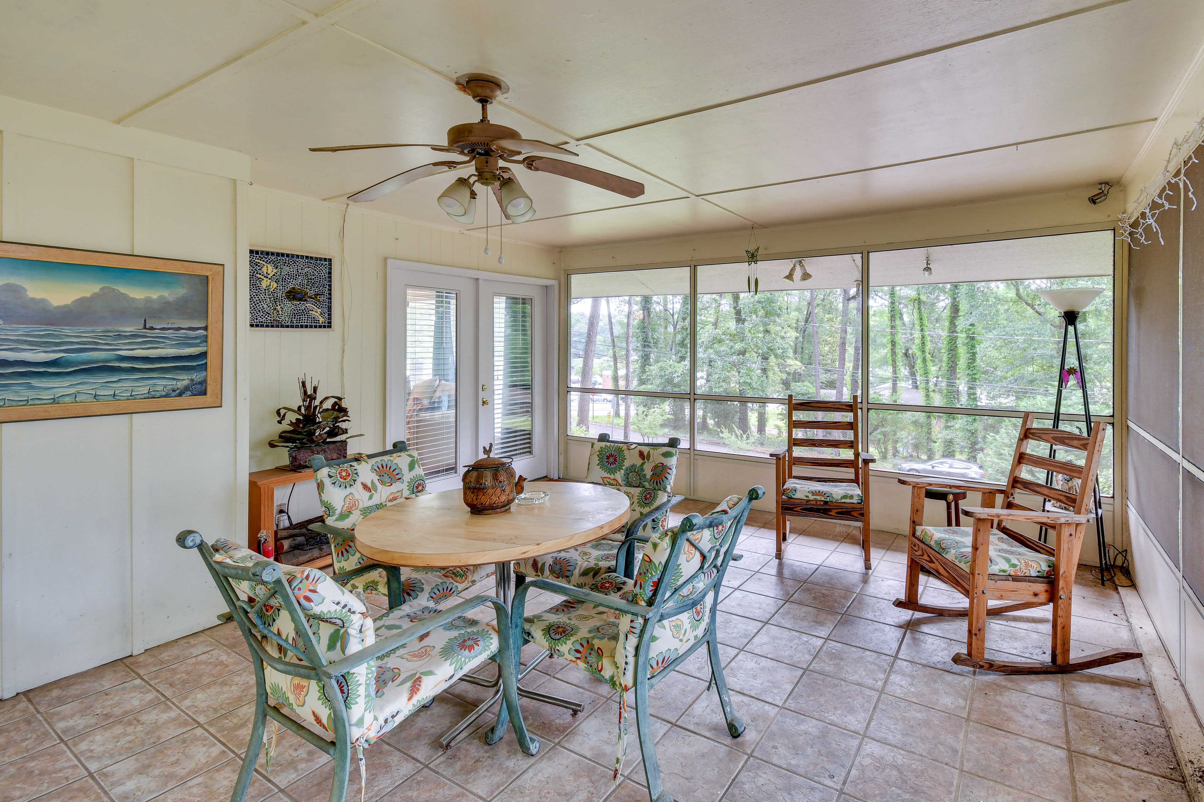 Screened Porch | Electric Fireplace | Free WiFi