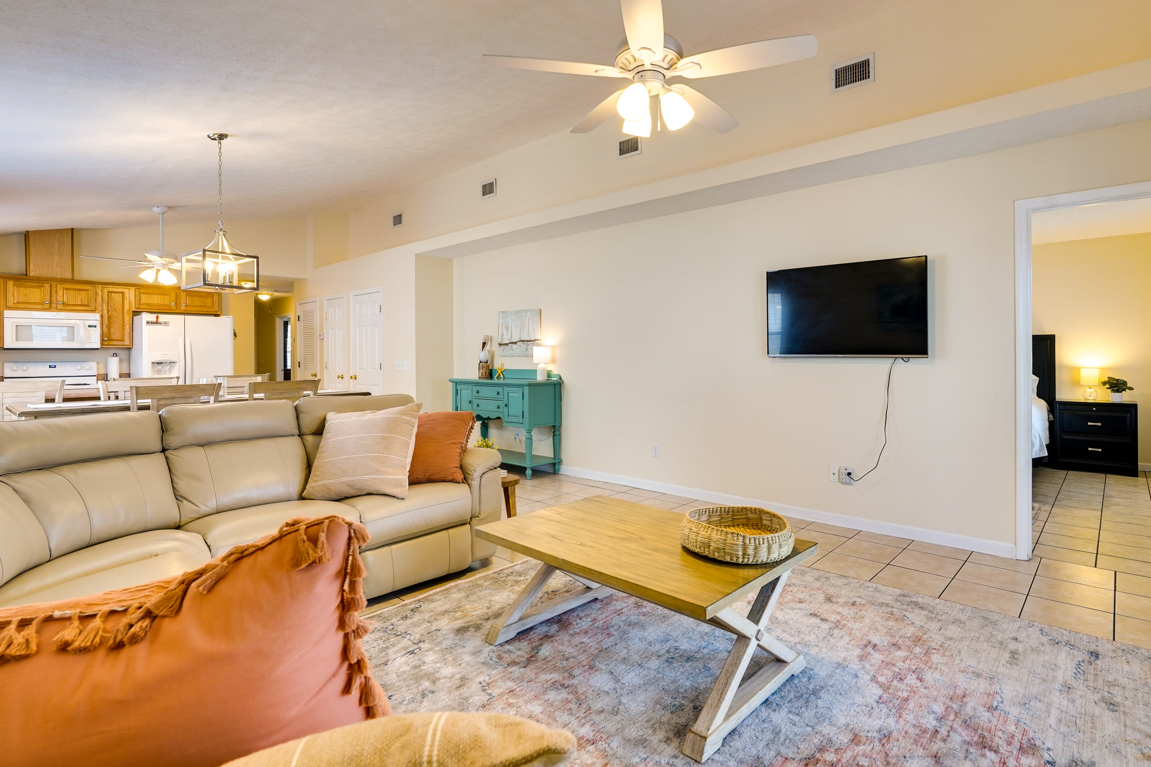 Living Room | Free WiFi | Family Friendly | 2 Mi to Panama City Beach