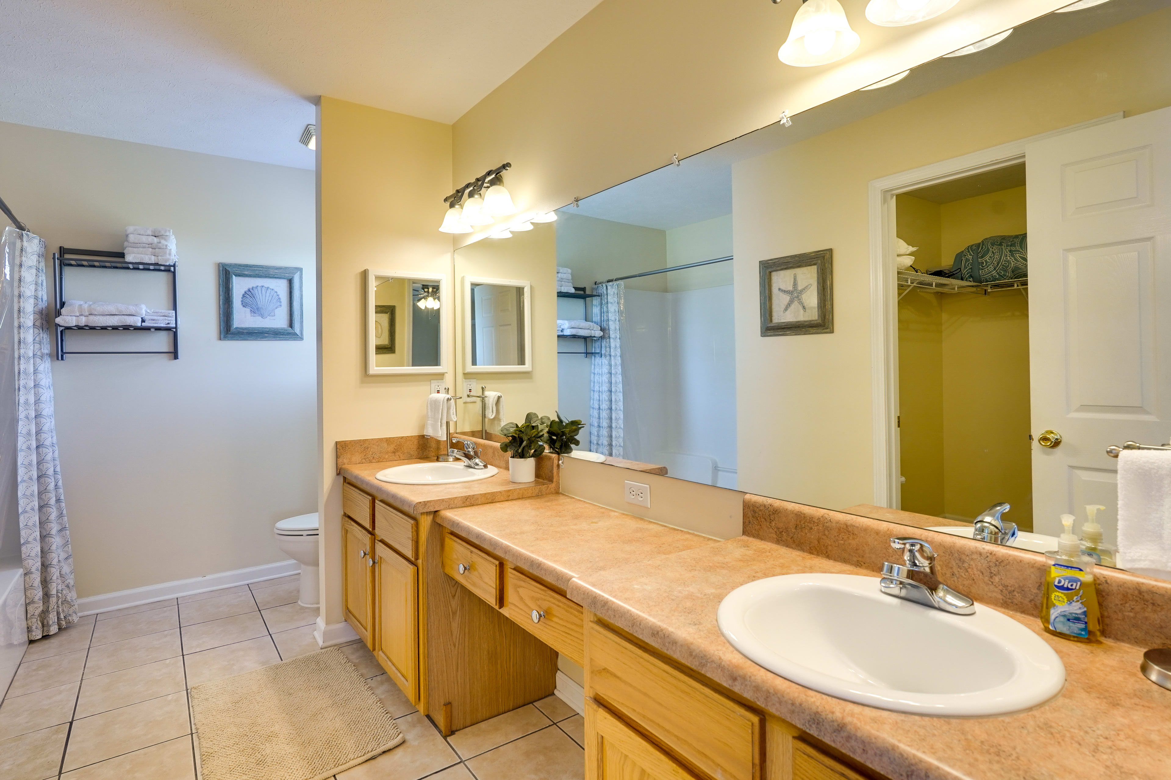 Full Bathroom | Towels Provided | Shower/Tub Combo