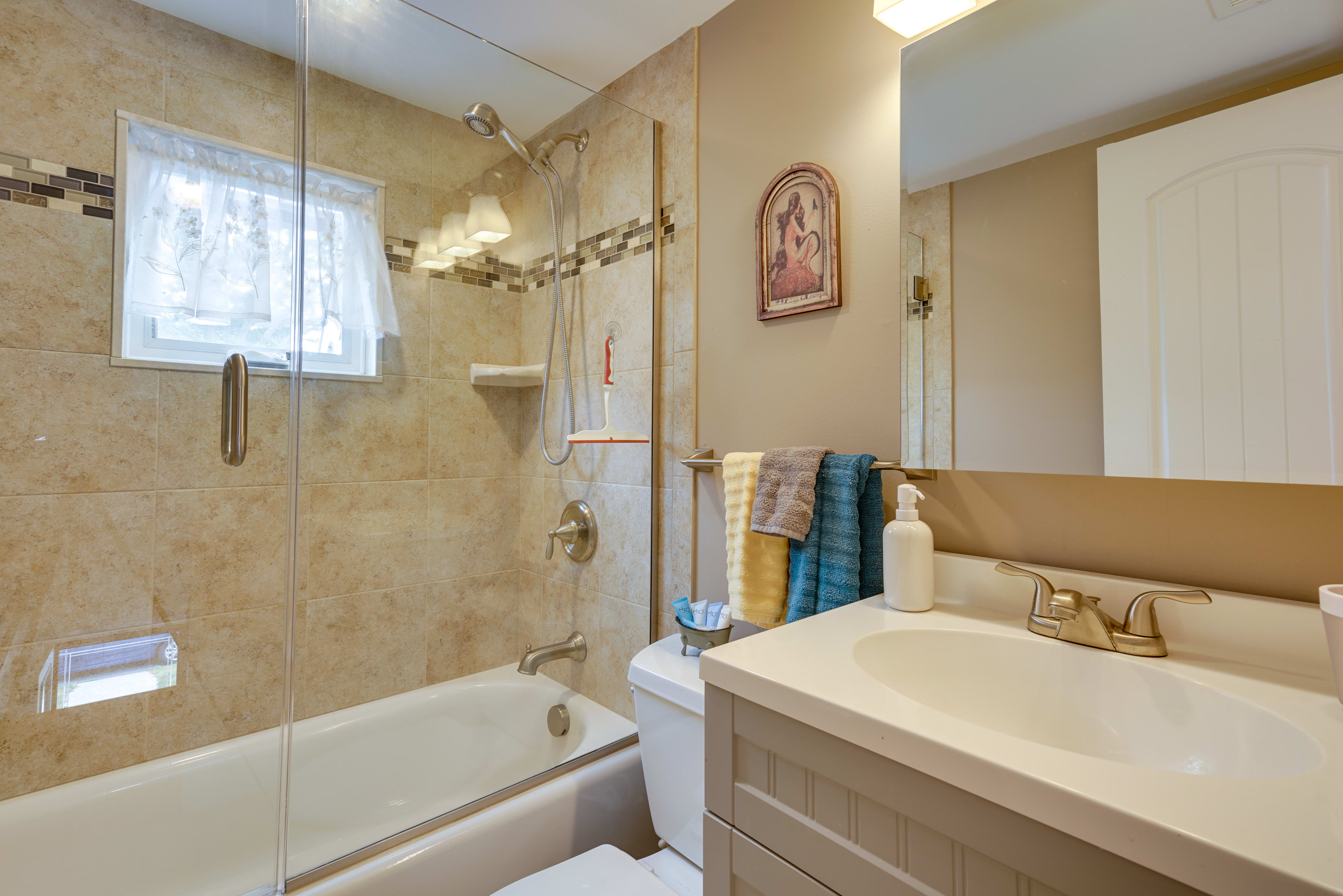 Full Bathroom | Towels Provided | Complimentary Toiletries