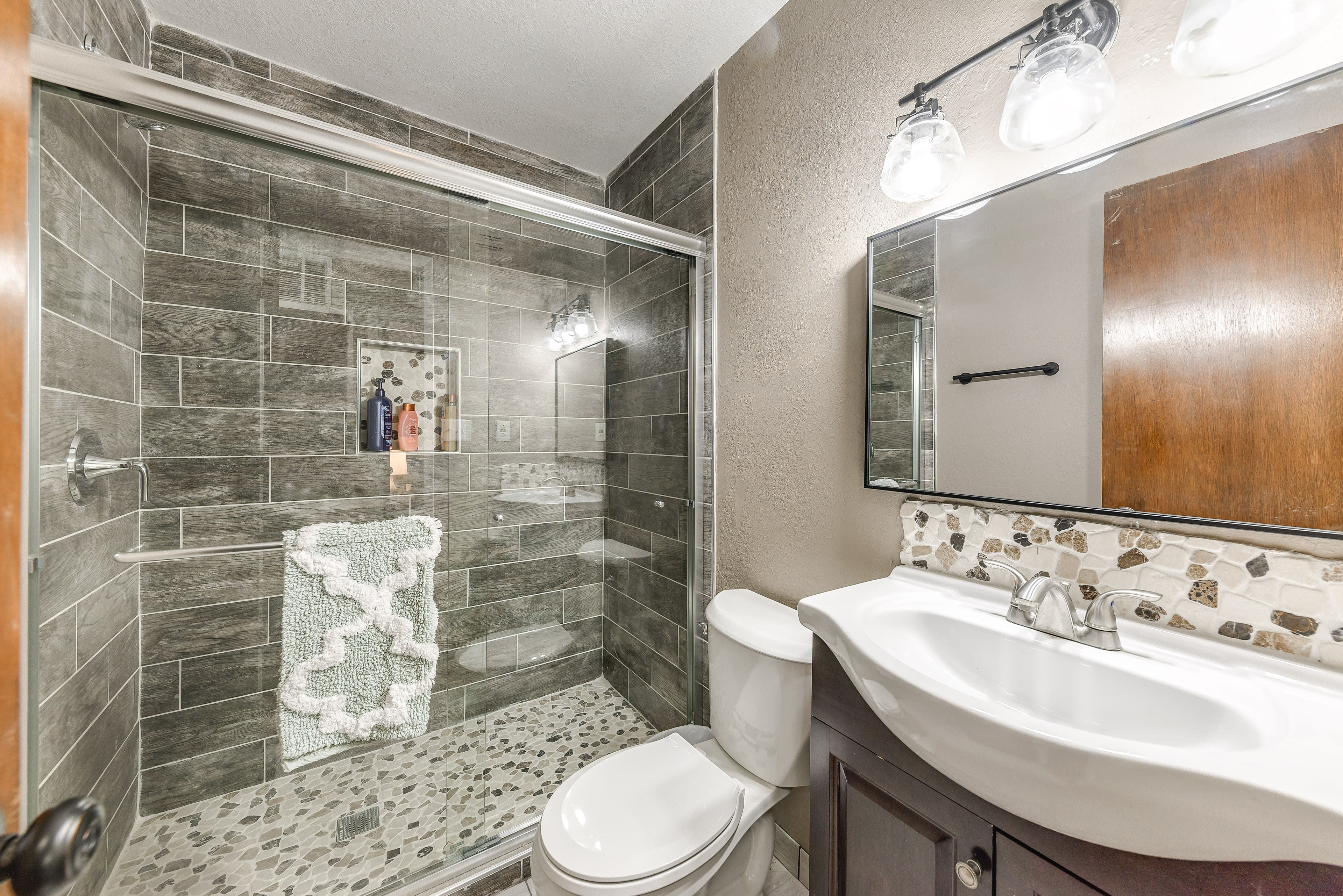 Bathroom | Complimentary Toiletries | Towels Provided