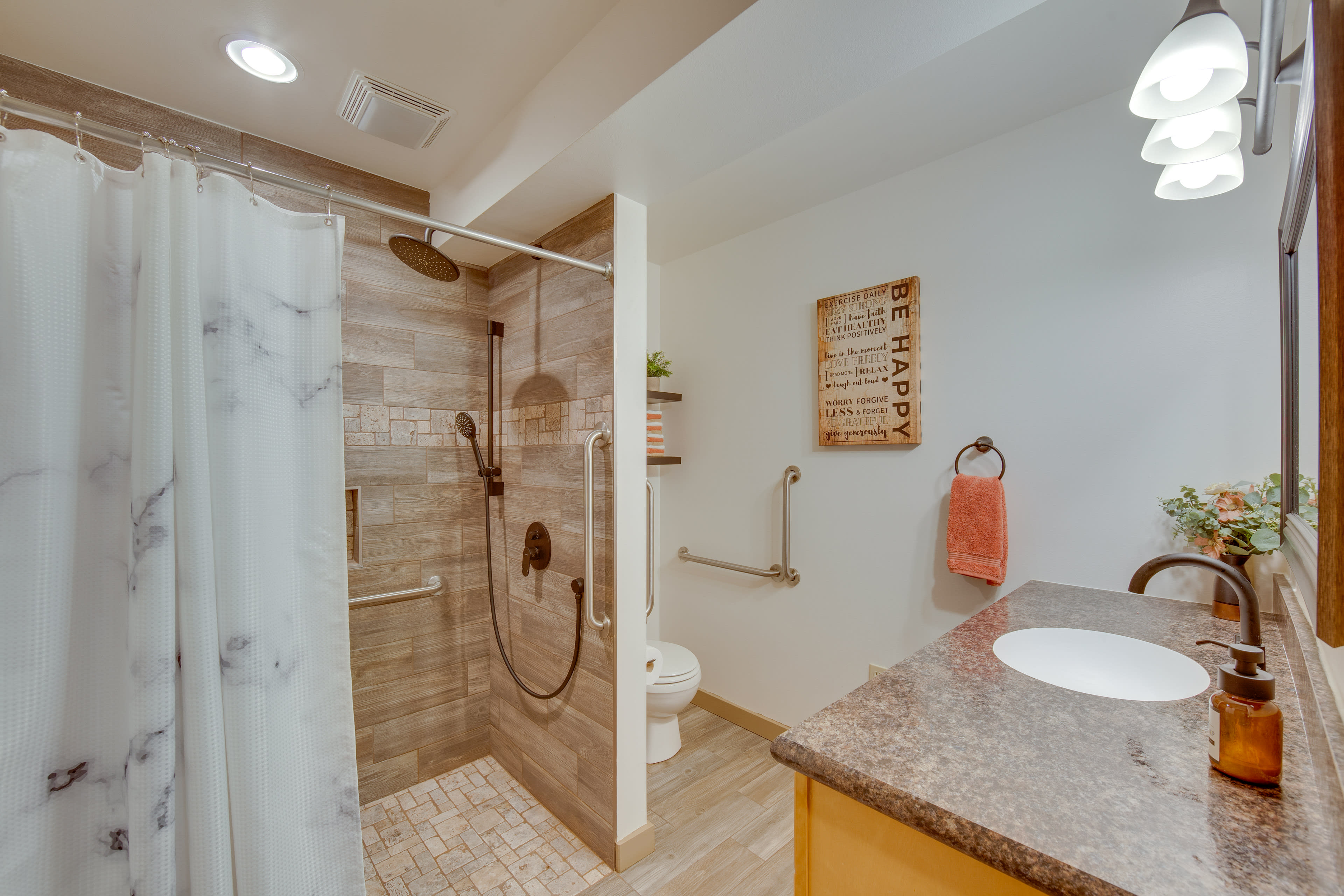 Full Bathroom | Towels Provided | Complimentary Toiletries