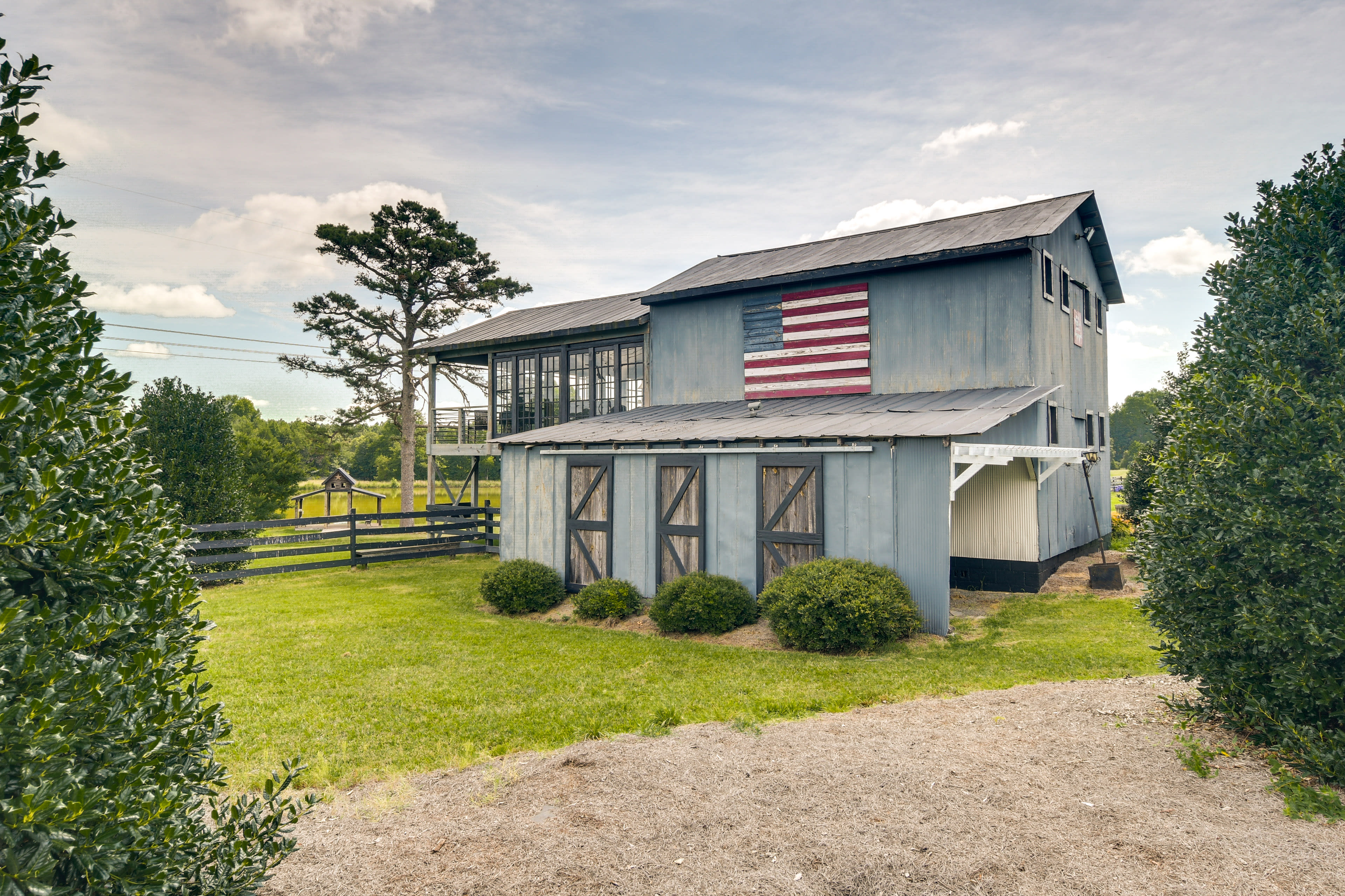 Cabin Exterior | Parking | Gravel Driveway (3 Vehicles) | RV/Trailer