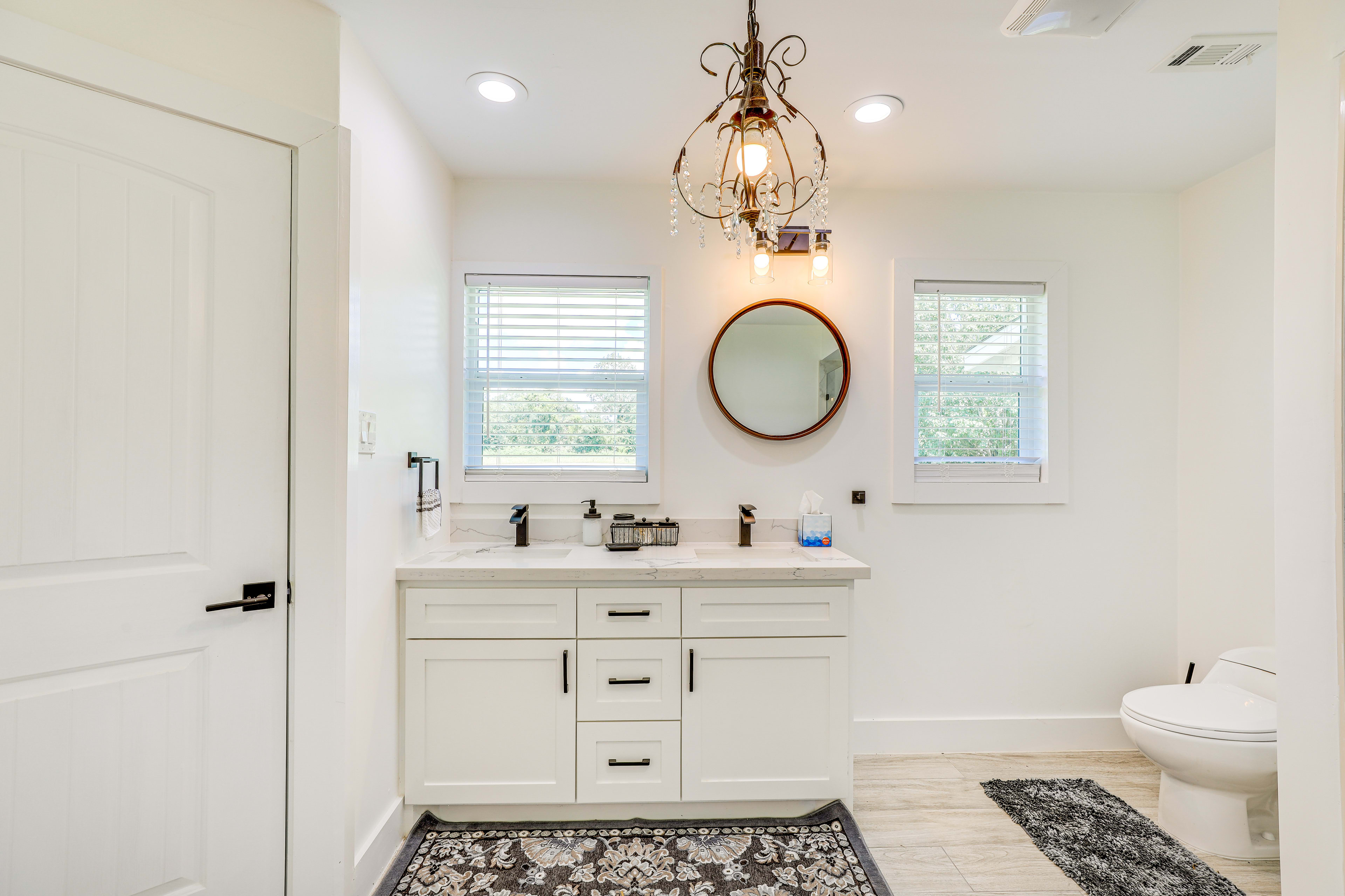 Full Bathroom | Towels Provided