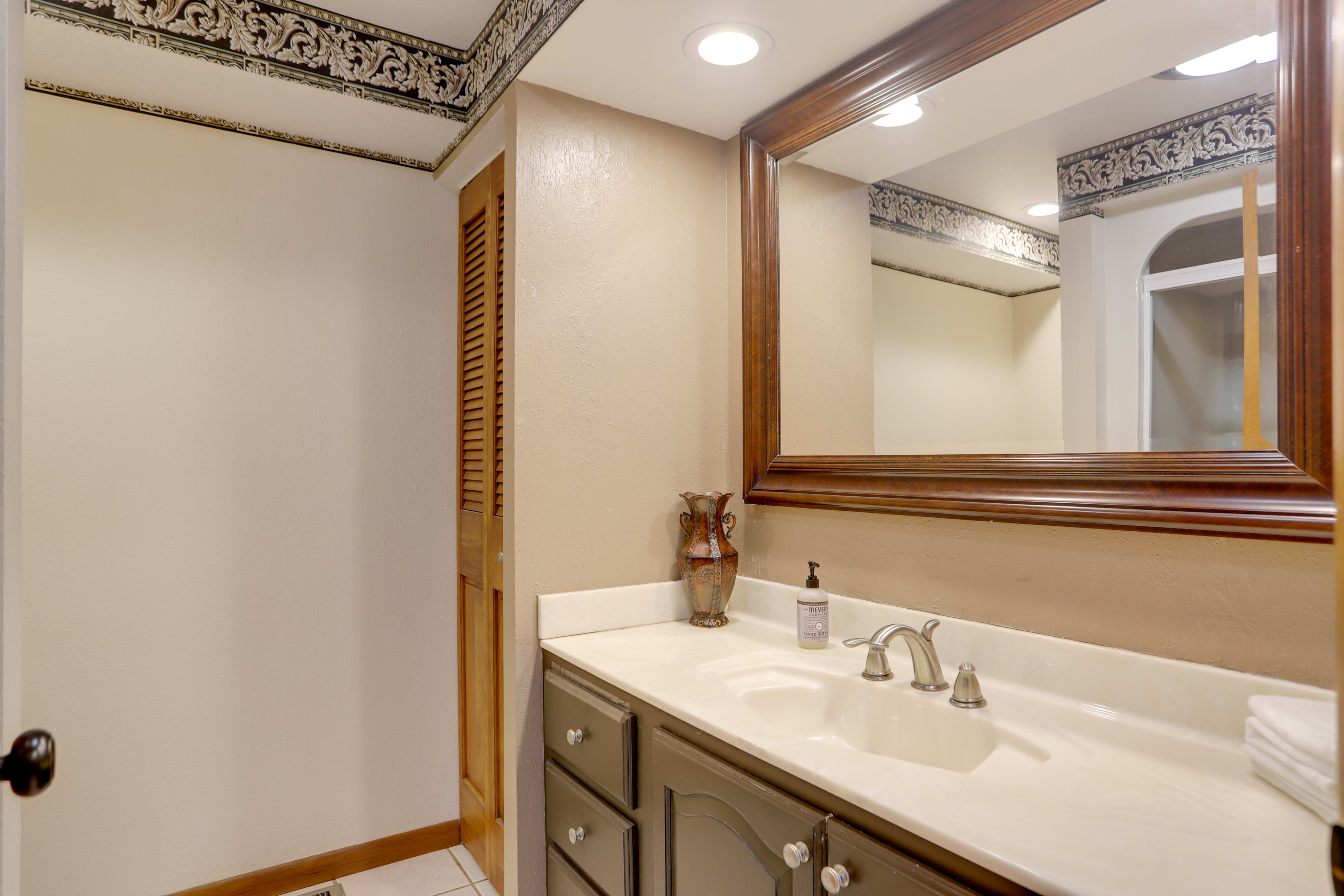 Full Bathroom | Complimentary Toiletries