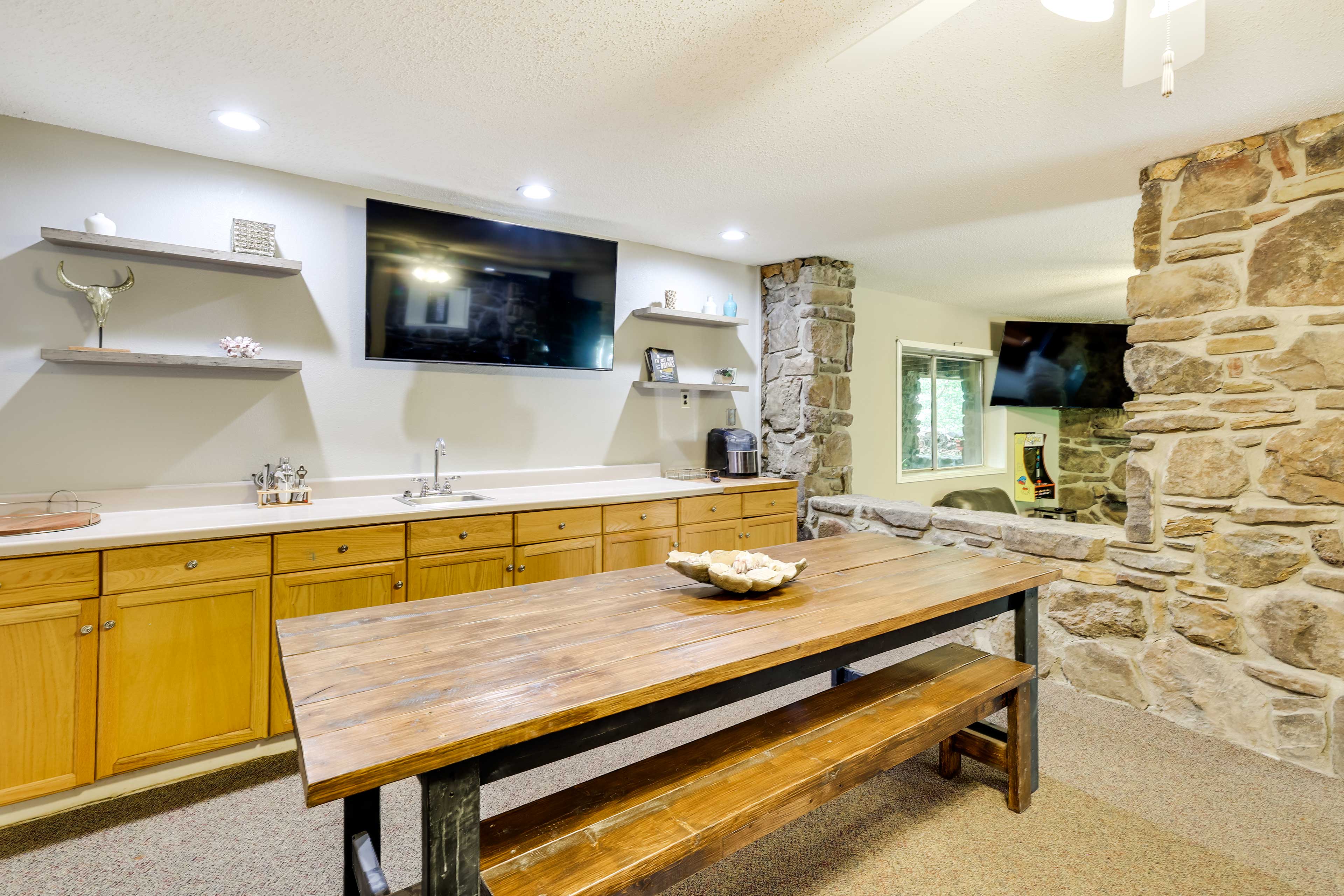 Kitchenette & Dining Area