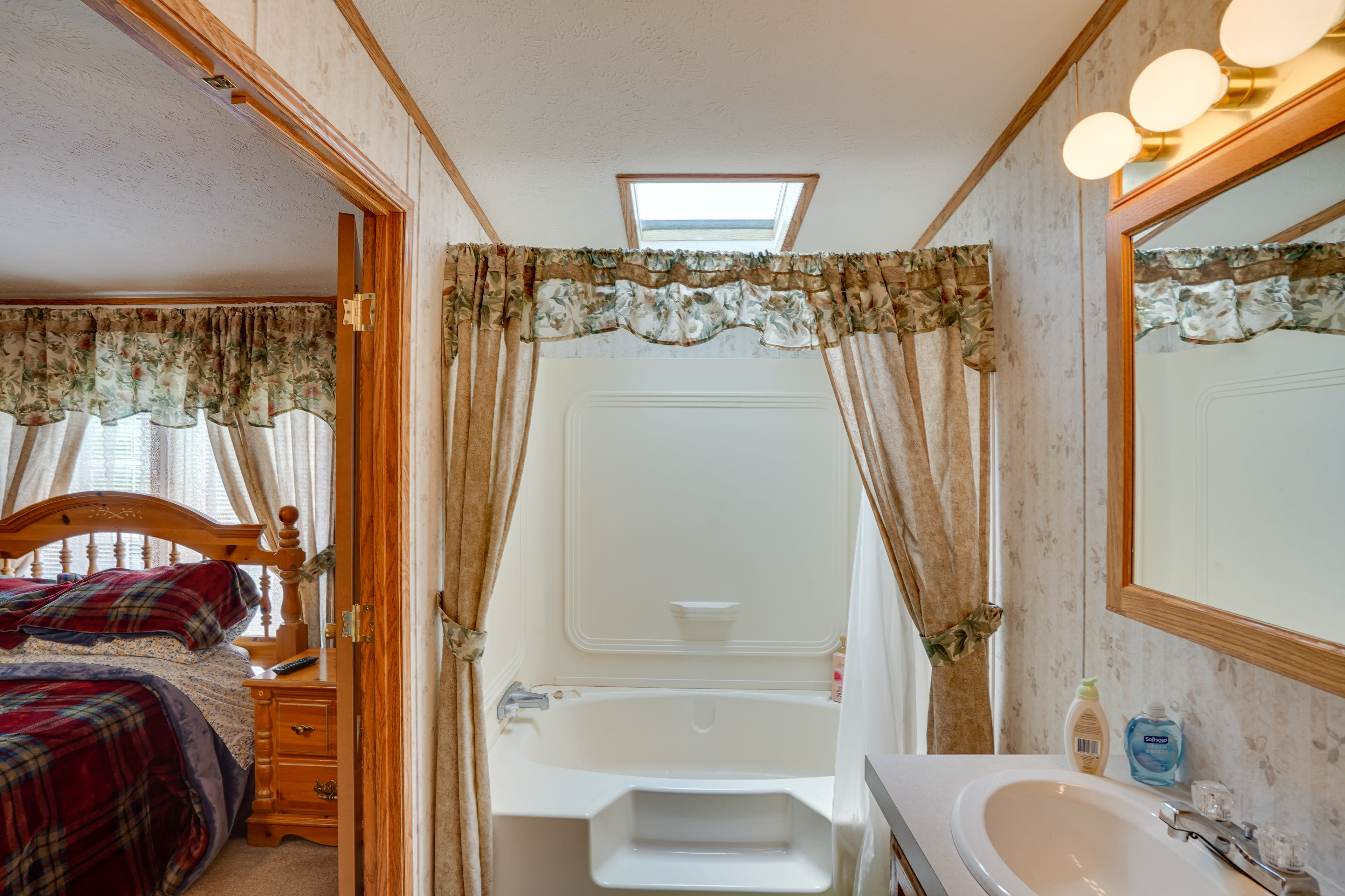 En-Suite Bathroom | Towels Provided