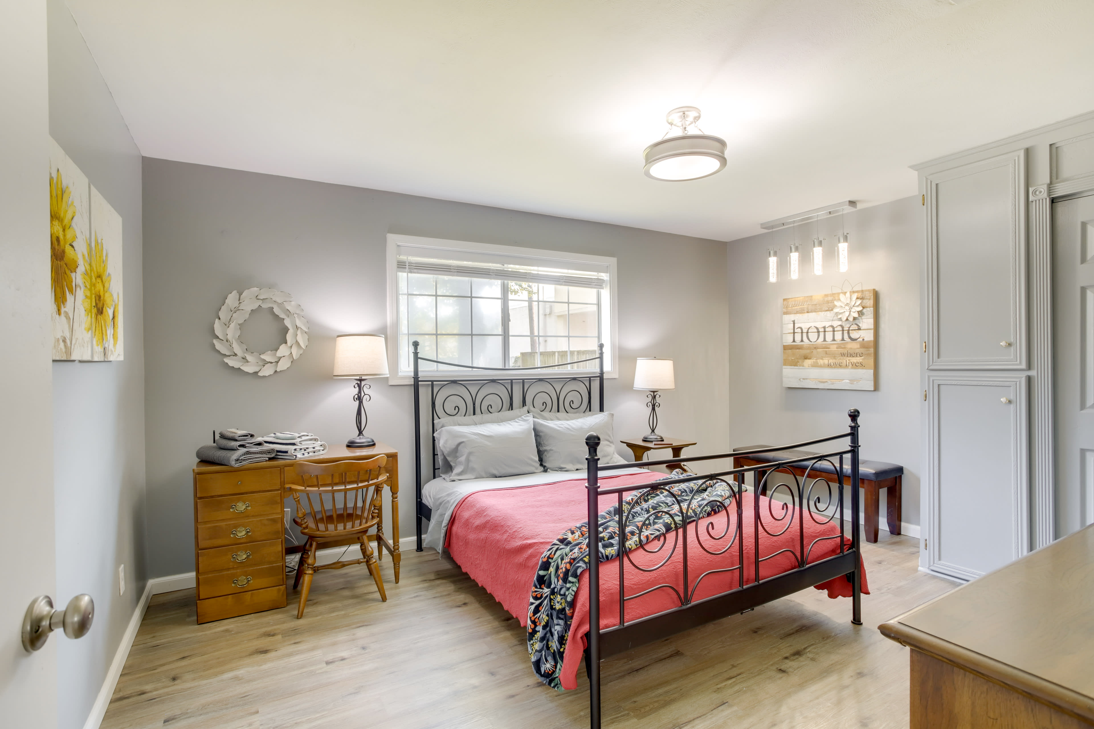 Bedroom 1 | Main Level | Queen Bed | Linens Provided