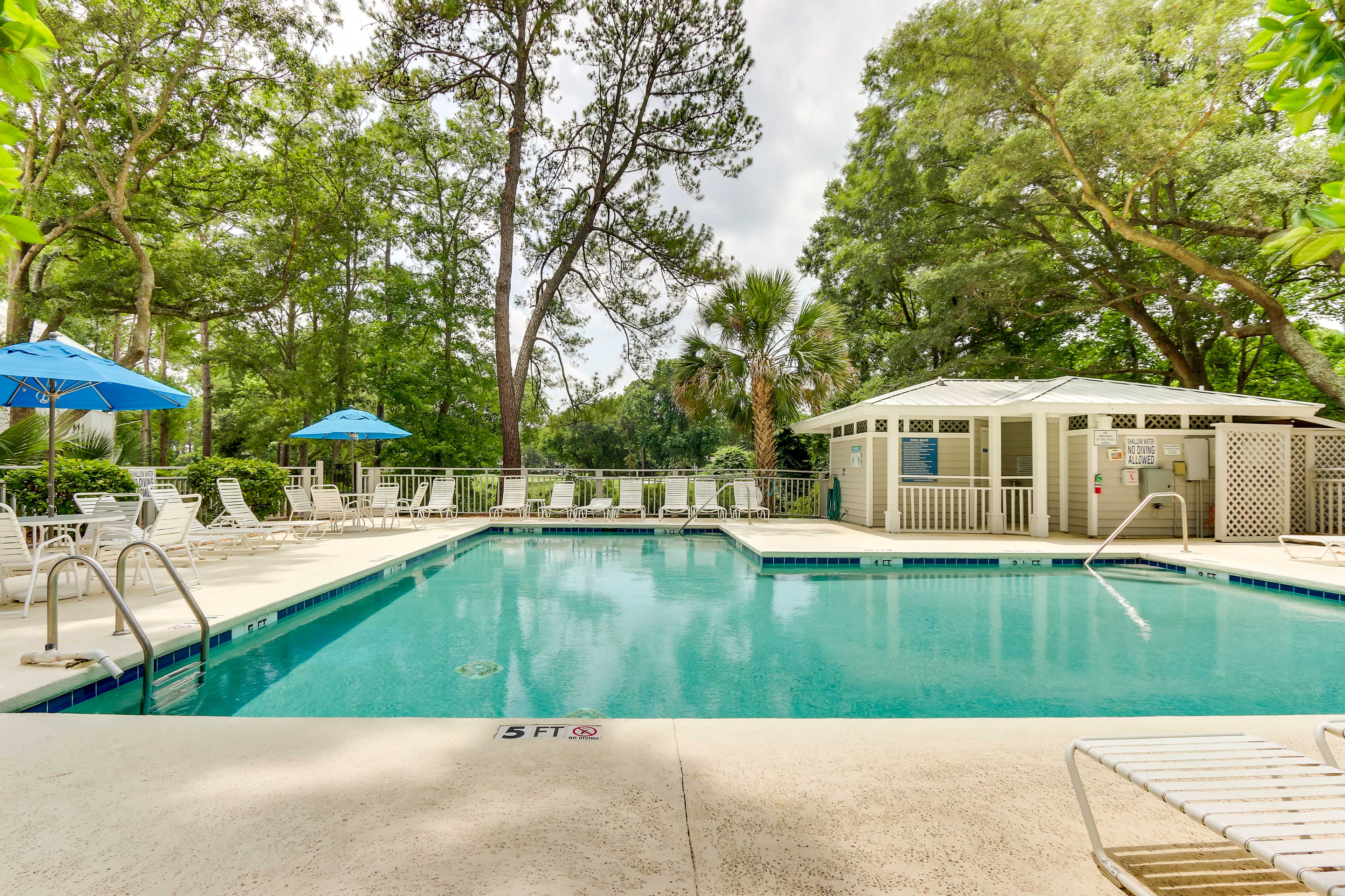 Community Amenities | Outdoor Pool | Hot Tub | Grilling Area